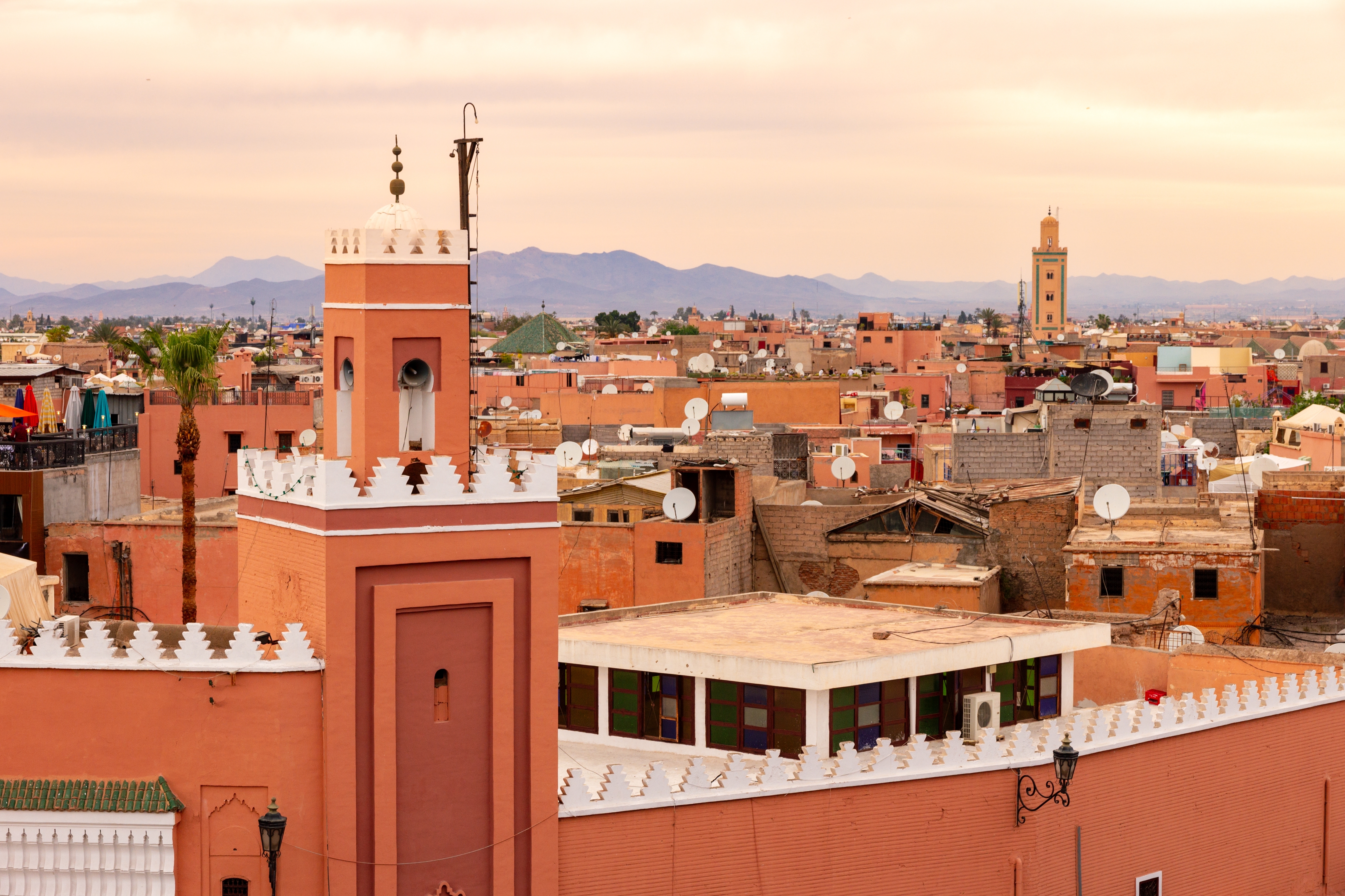 Karakteristisk minaret-tårn der præger skylinjen i Marrakechs historiske medina med den berømte bymur
