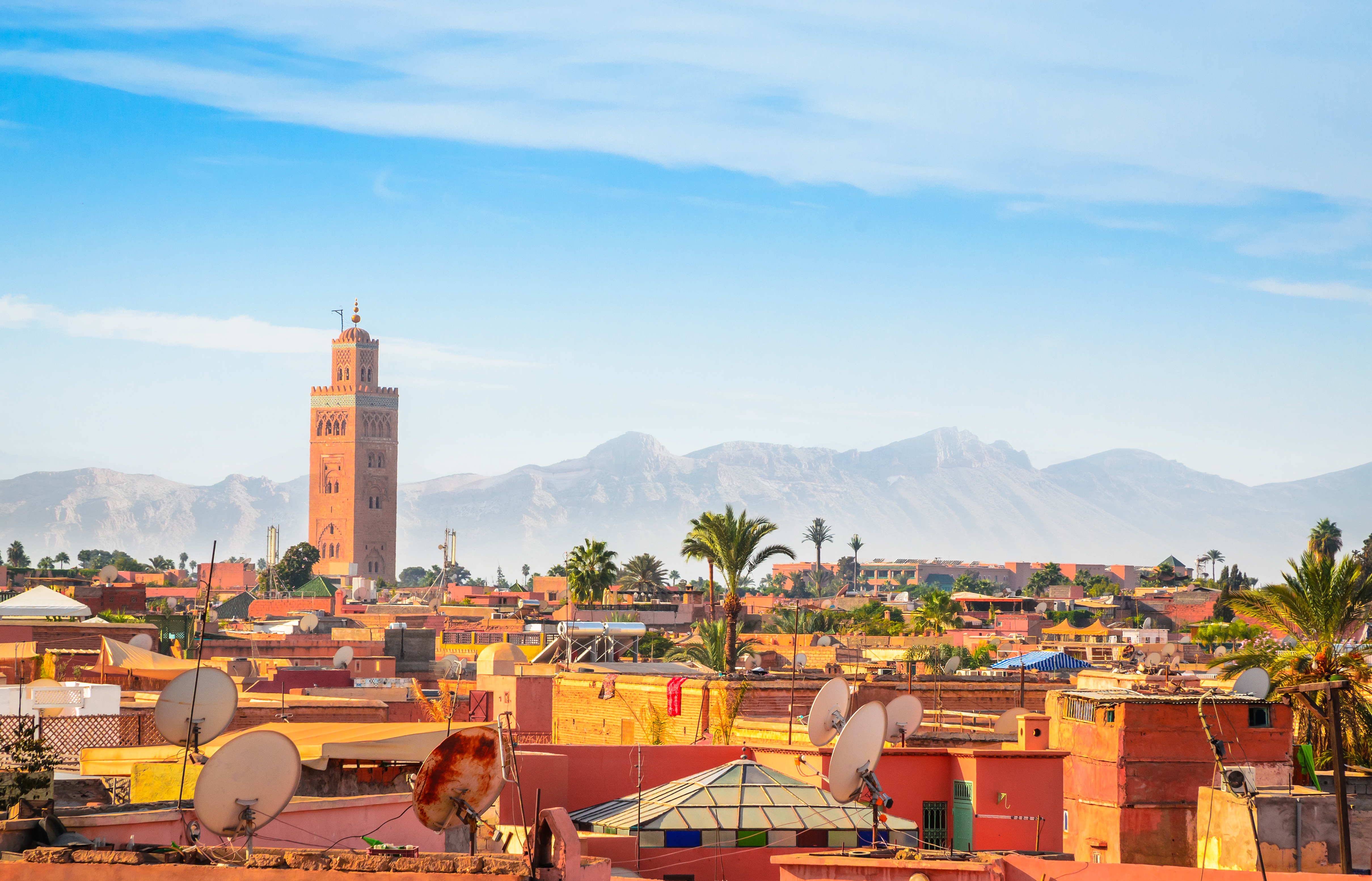 Spektakulær udsigt over Marrakech med traditionelle huse og Koutoubia moskéens høje tårn