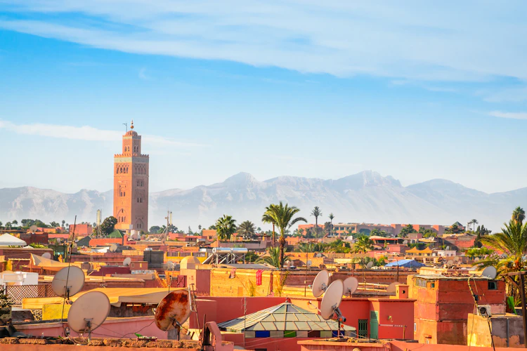 Spektakulær udsigt over Marrakech med traditionelle huse og Koutoubia moskéens høje tårn