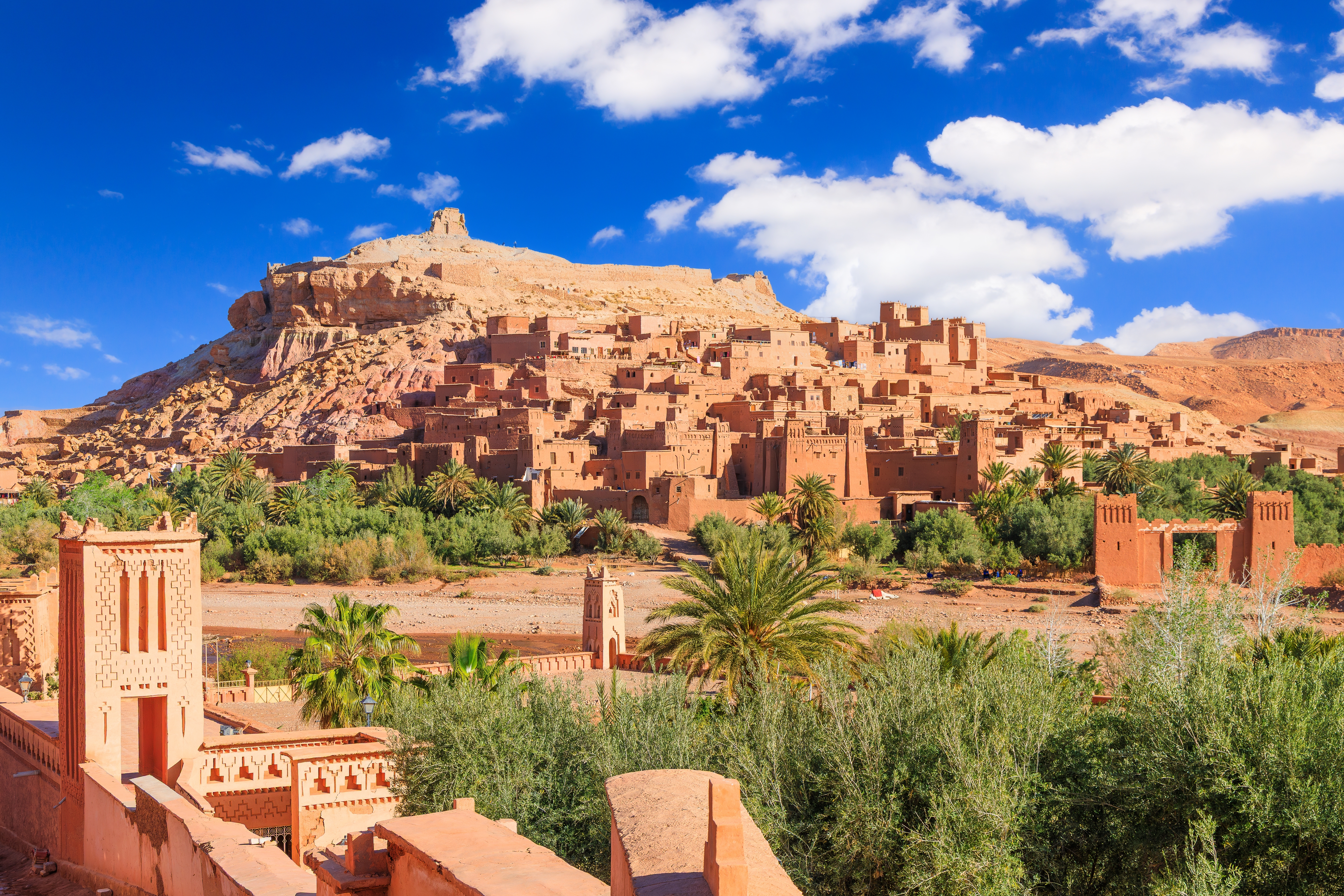 Historisk ksar Ait Benhaddou i Ouarzazate, Marokko med traditionelle okkerfarvede lerbygninger og kasbaher på klippeskråning