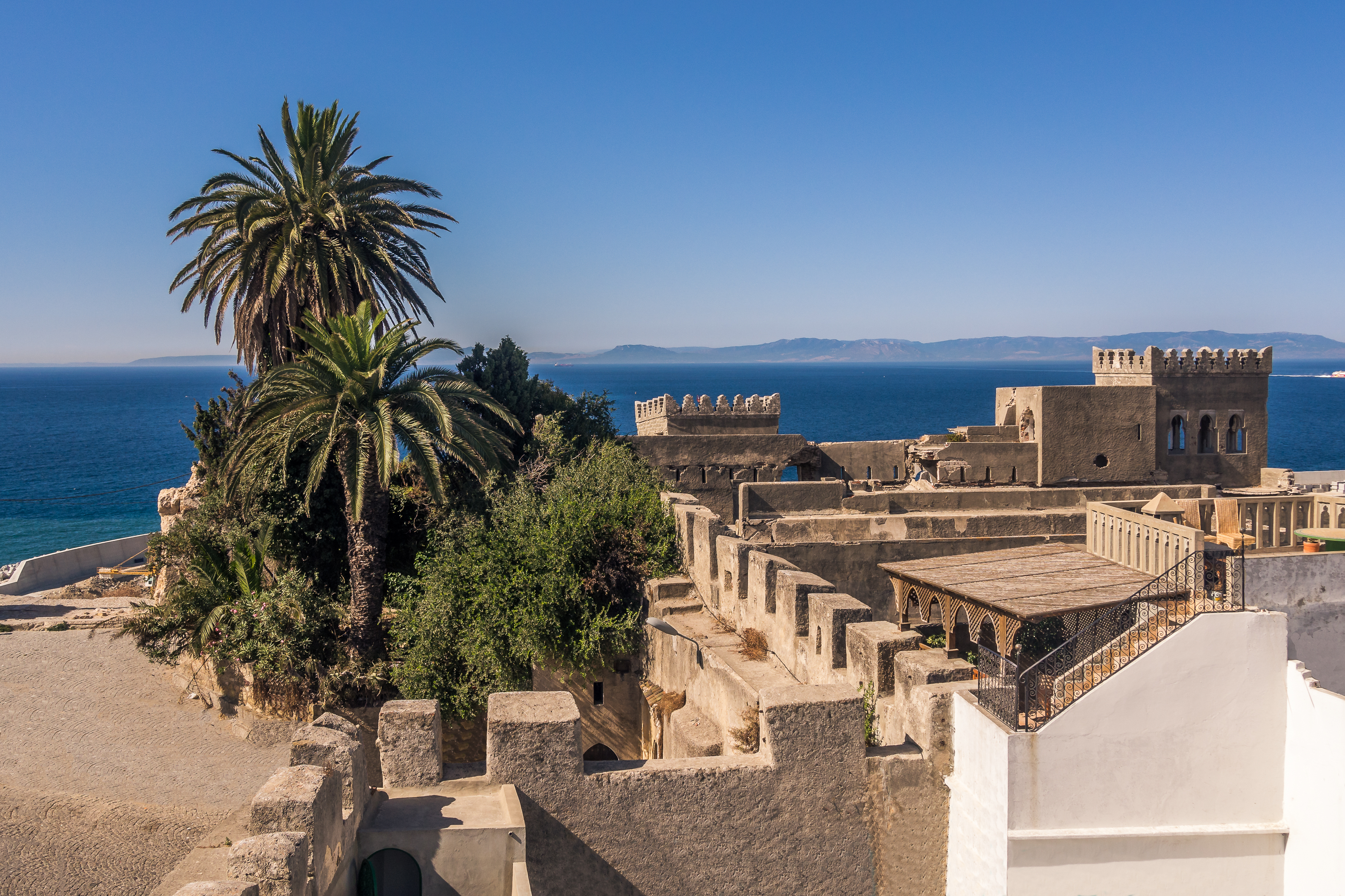 Den charmerende gamle medina i Tanger med traditionel nordafrikansk arkitektur, der troner majestætisk over Gibraltarstrædet med udsigt til Spanien