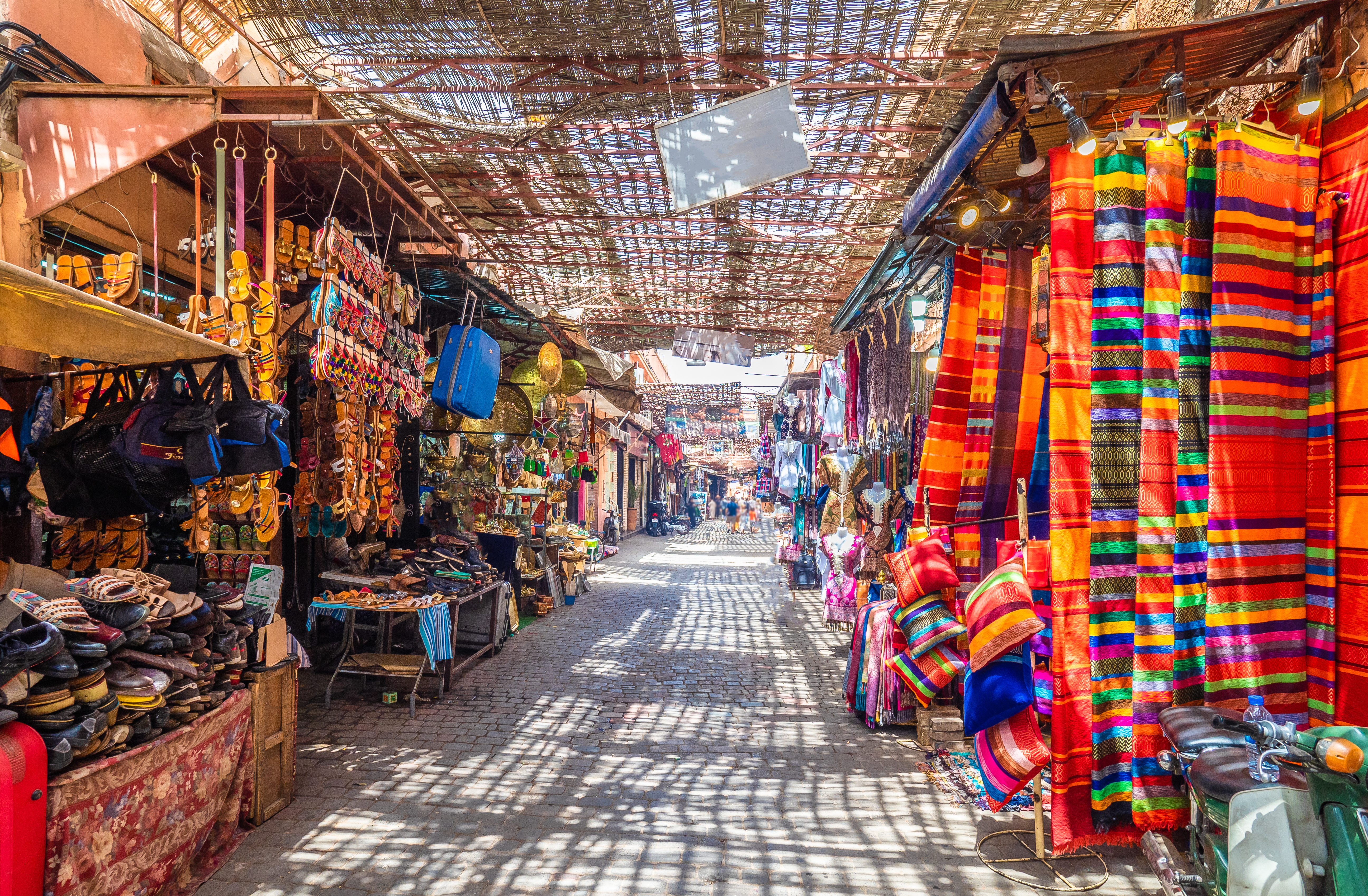 Livligt bazaar i Marrakech med traditionelt marokkansk håndværk og tekstiler