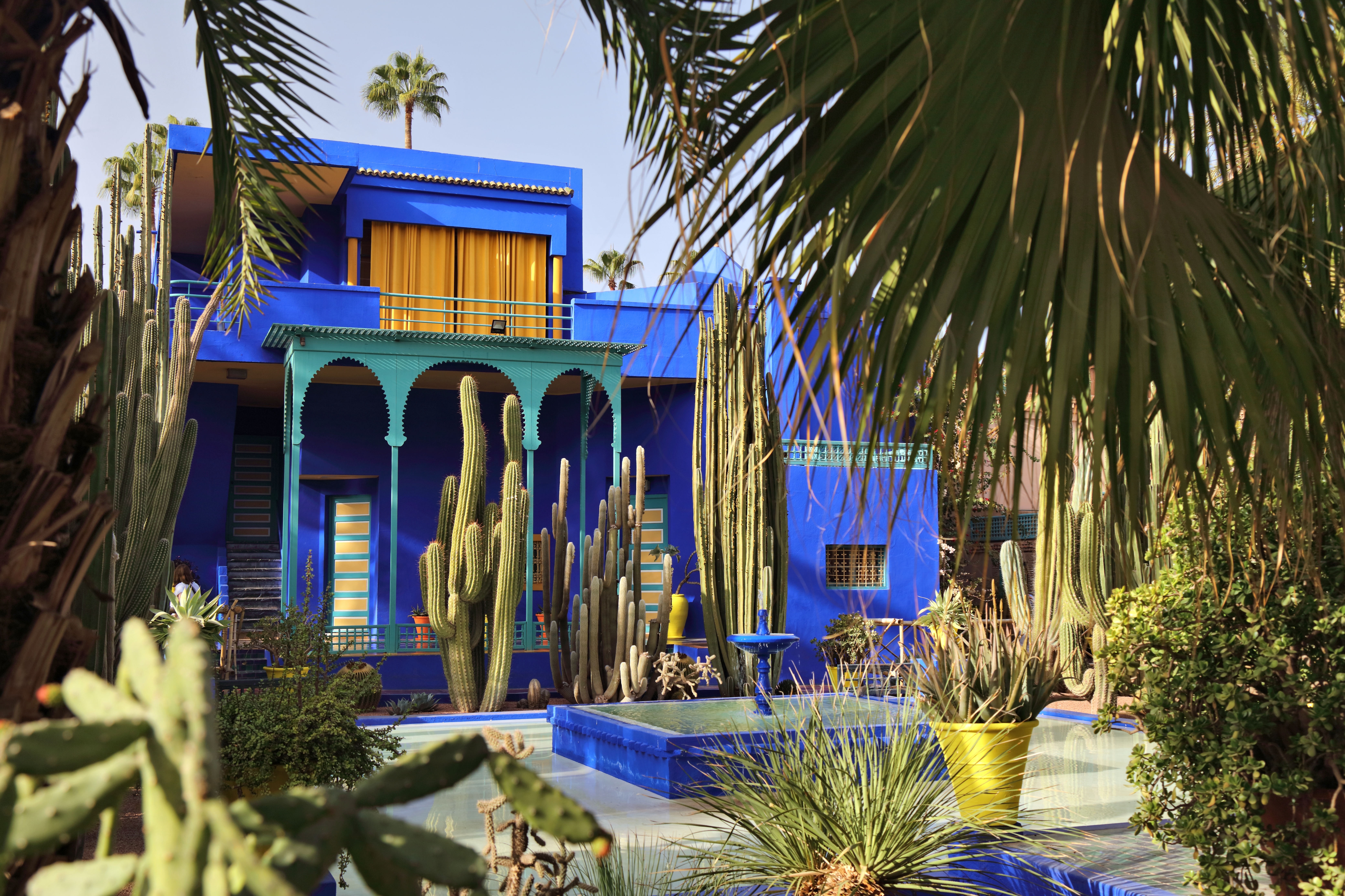 Den fascinerende Jardin Majorelle med sin ikoniske blå bygning designet af Jacques Majorelle, nu en af Marrakechs mest populære seværdigheder med eksotiske planter og unik arkitektur