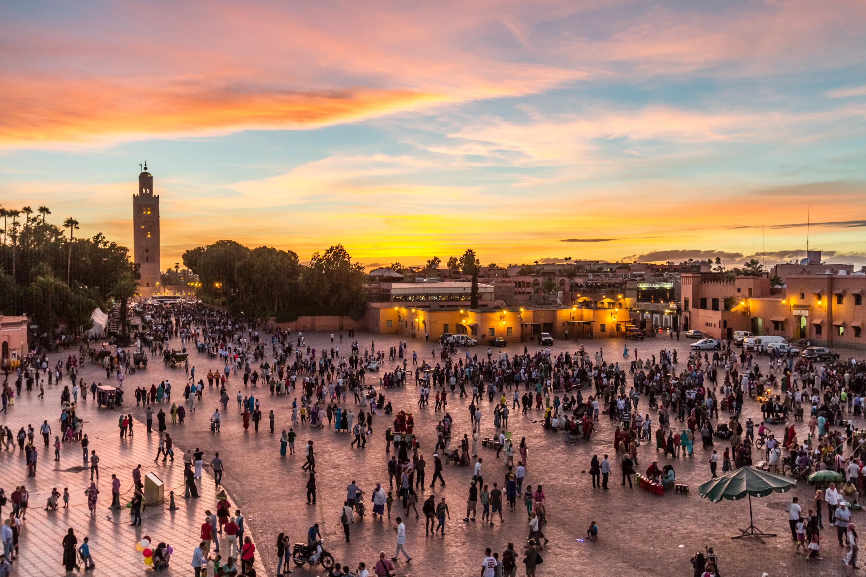 Den pulserende Jemaa el Fna-plads i Marrakechs medina med marked og kulturliv i Marokko