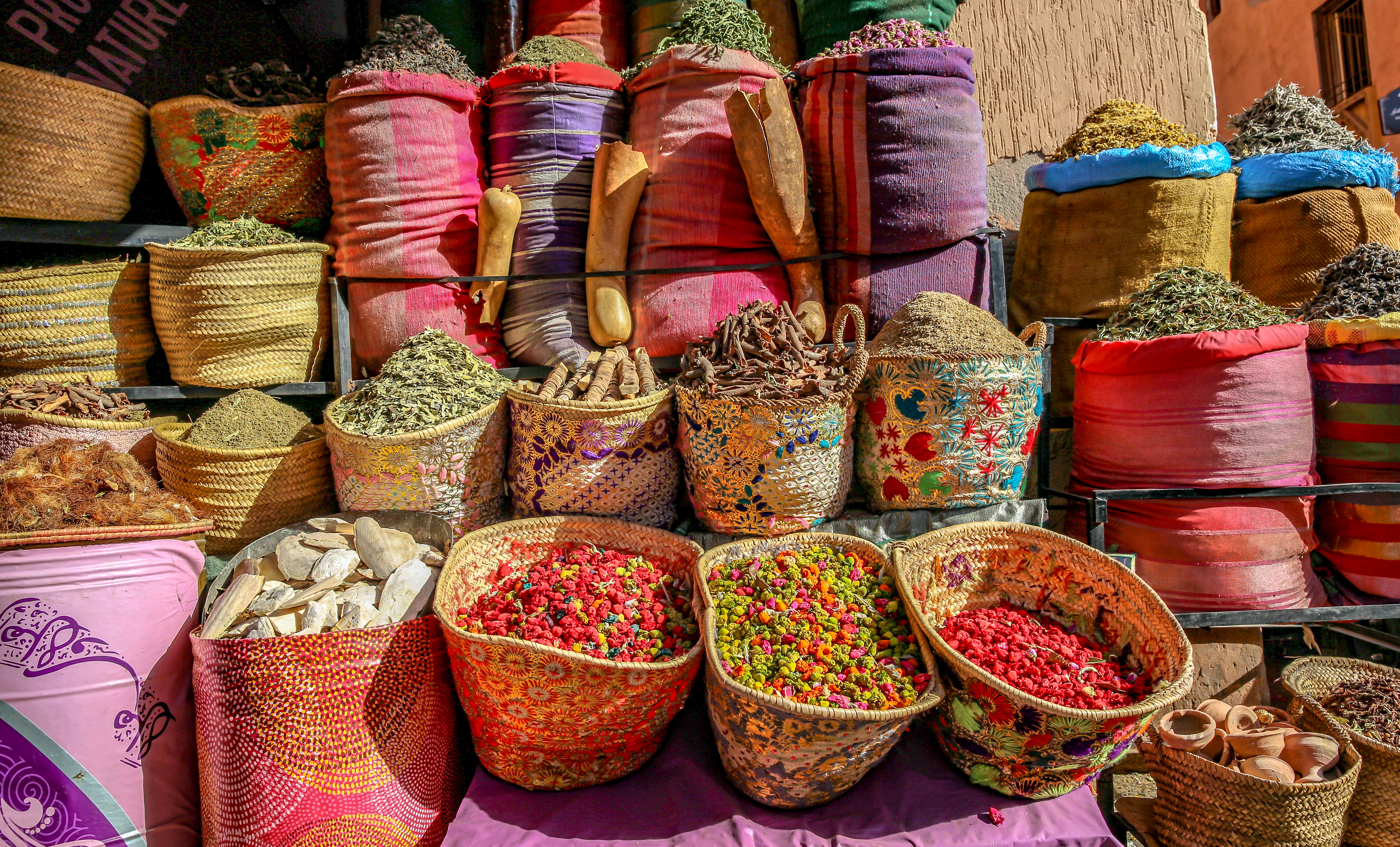 Souken i Marrakech med bunker af farverige traditionelle krydderier, Marokko