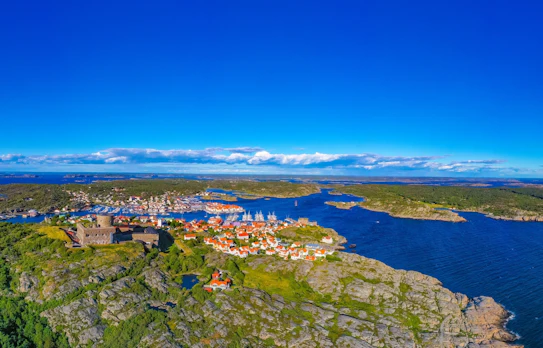 Luftfoto af Marstrand øen i det vestlige Sverige med den imposante Carlsten fæstning, charmefulde havneby og sejlbåde i den svenske skærgård om sommeren