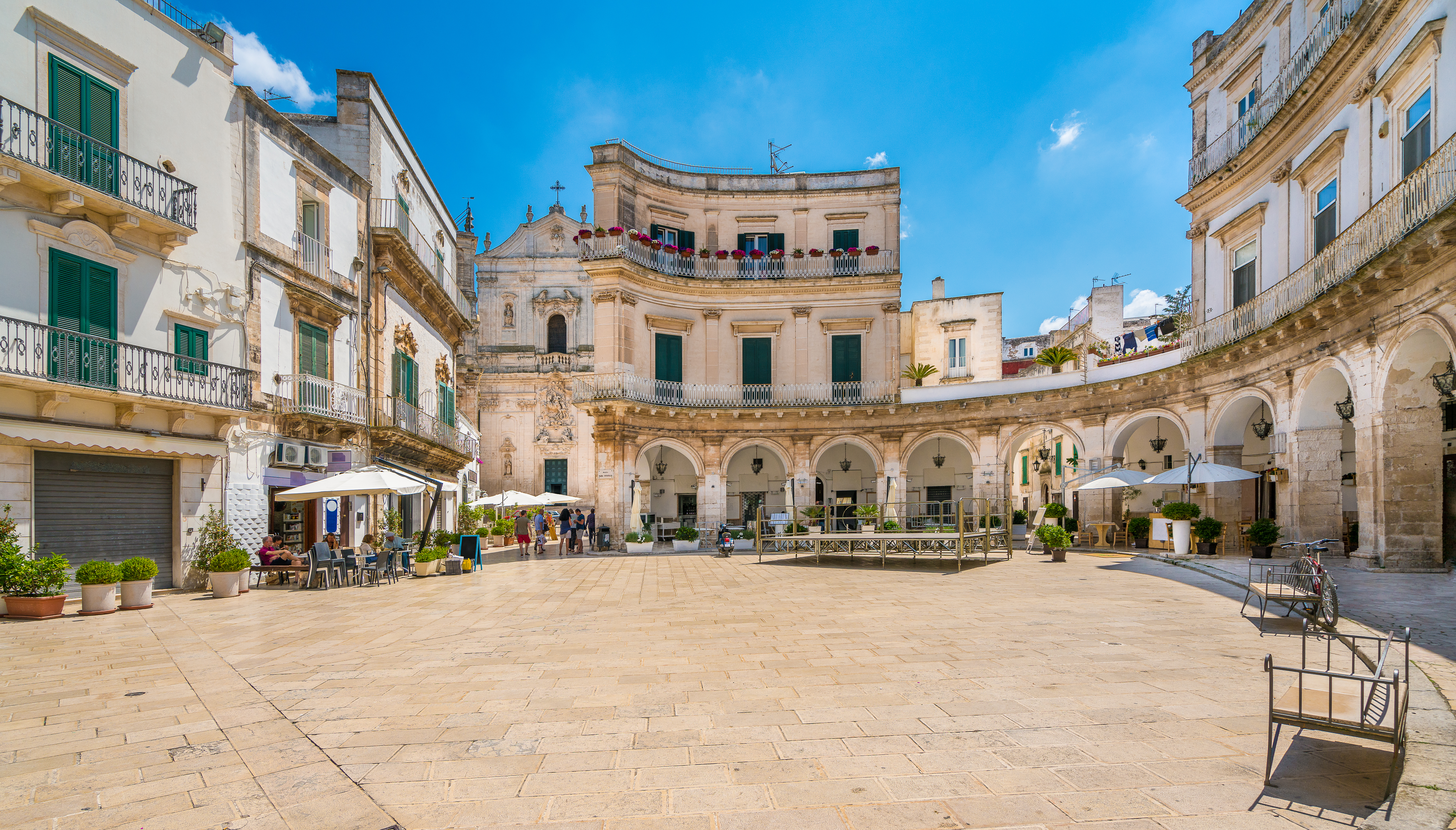 Centrale Piazza Plebiscito i Martina Franca med elegante bygningsfacader og barokarkitektur i hjertet af Apulien