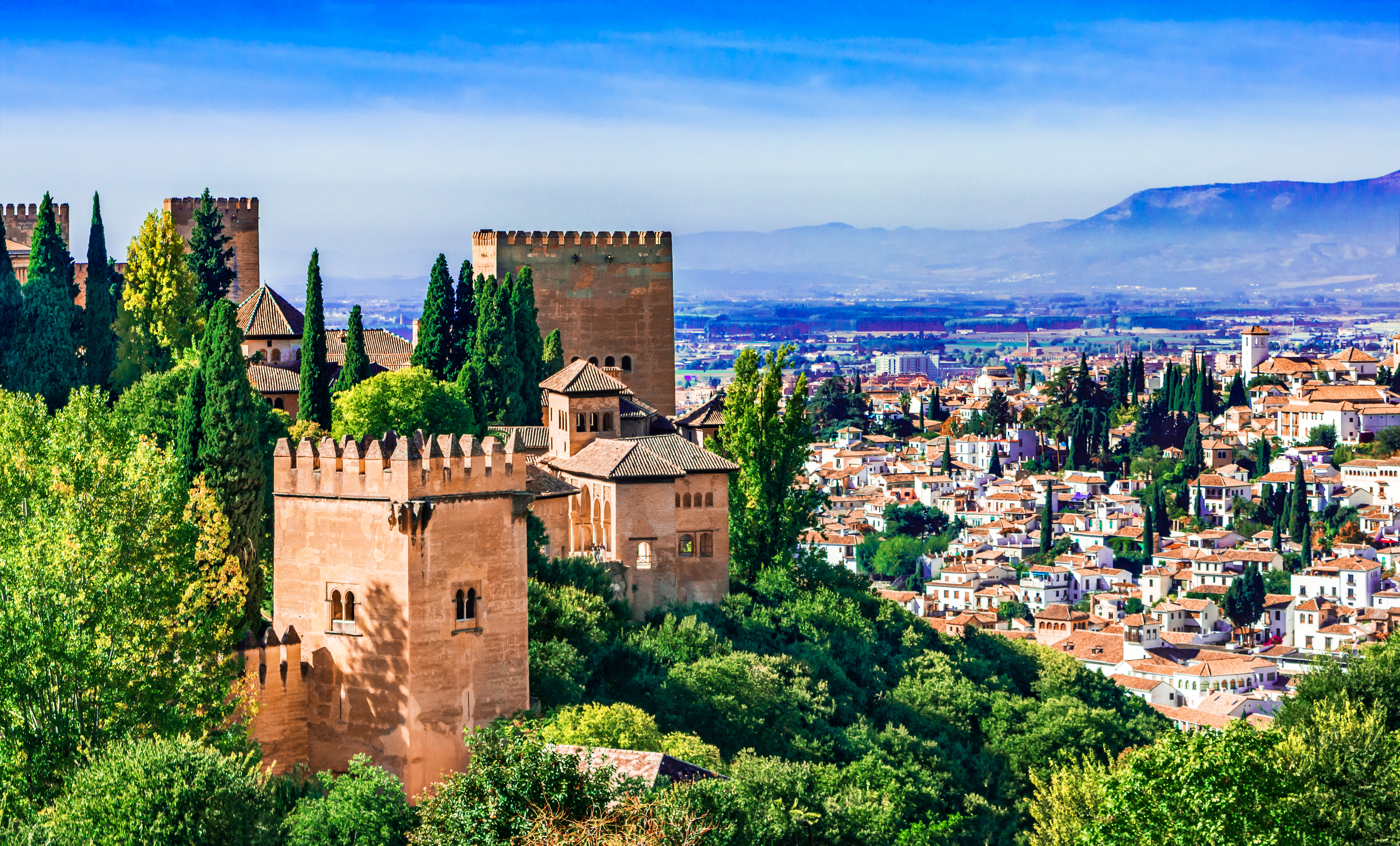 Det berømte mauriske Alhambra palads med røde mure og tårne i Granada Spanien