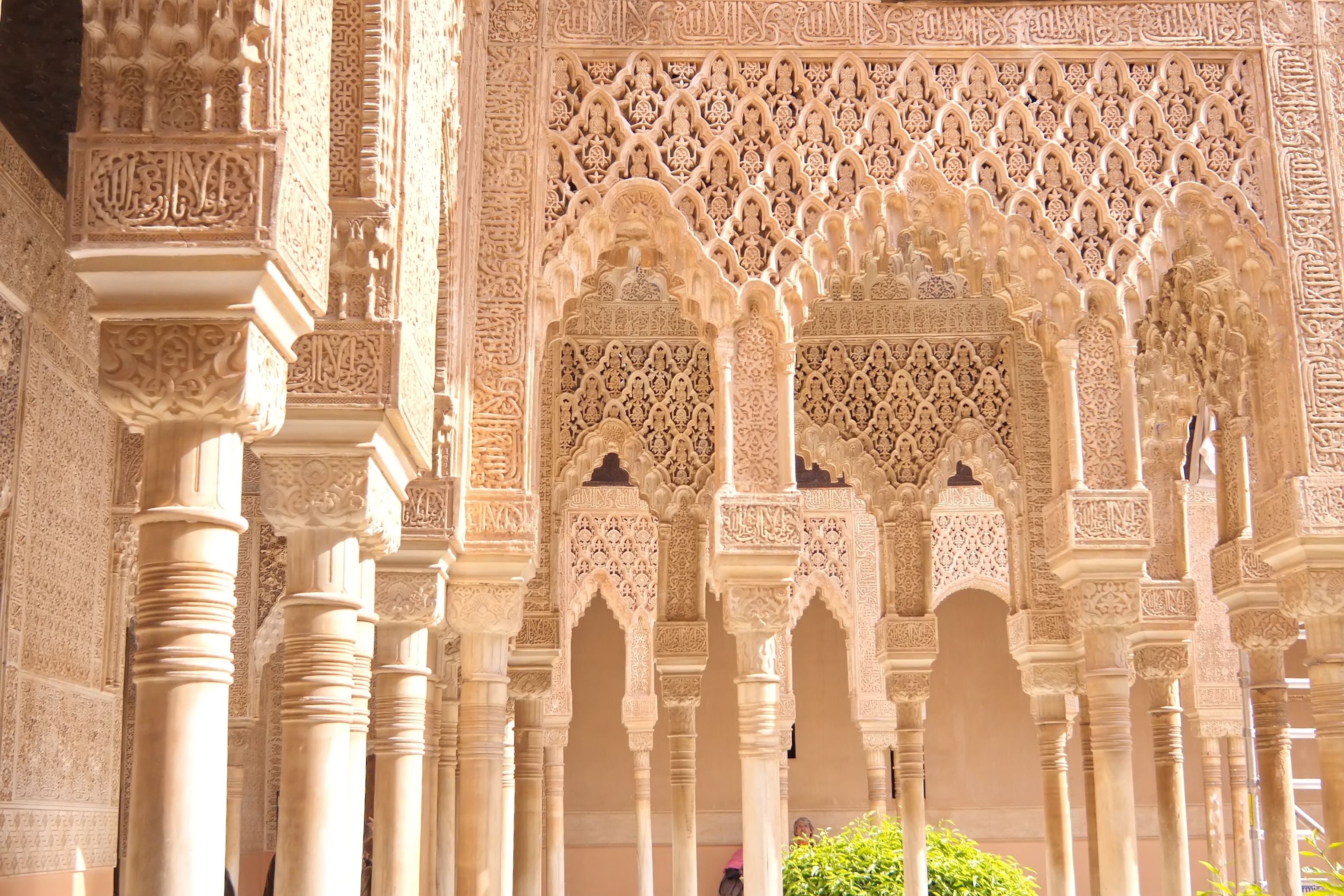 Spektakulær maurisk paladsarkitektur med udskårne detaljer i Granada, Andalusien