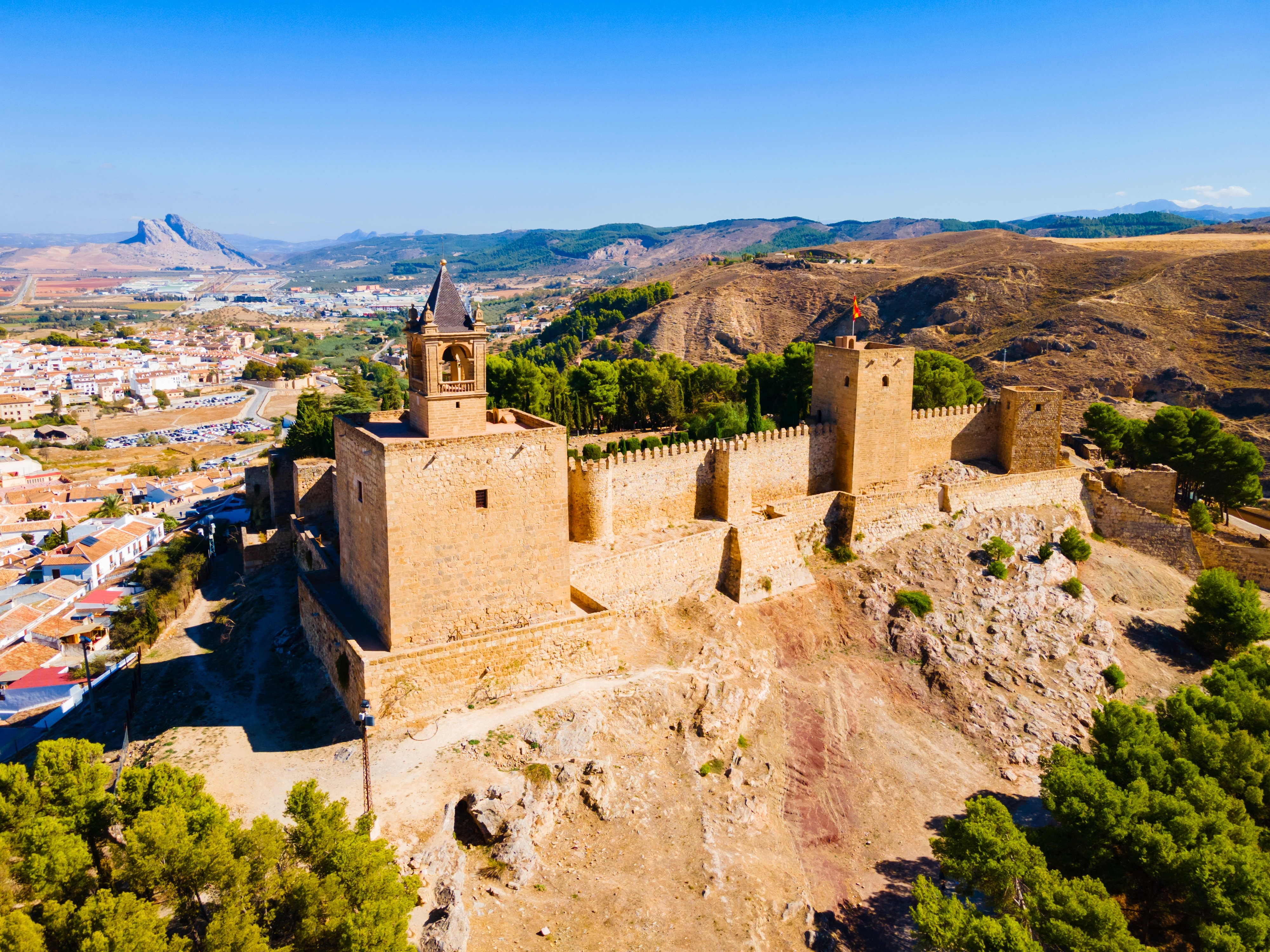 Panoramaudsigt over det mauriske Alcazaba slot og Antequera by med bjerge i baggrunden