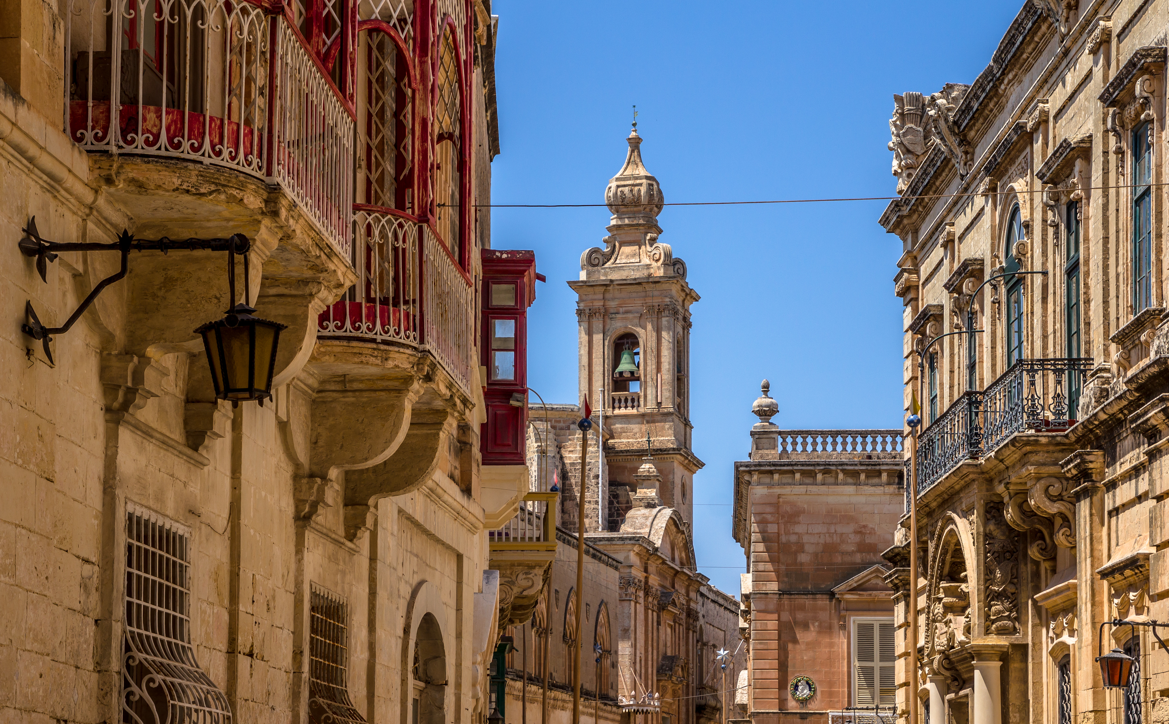 Den stille by Mdina på Malta med sine smukke sandsten bygninger og historiske gader