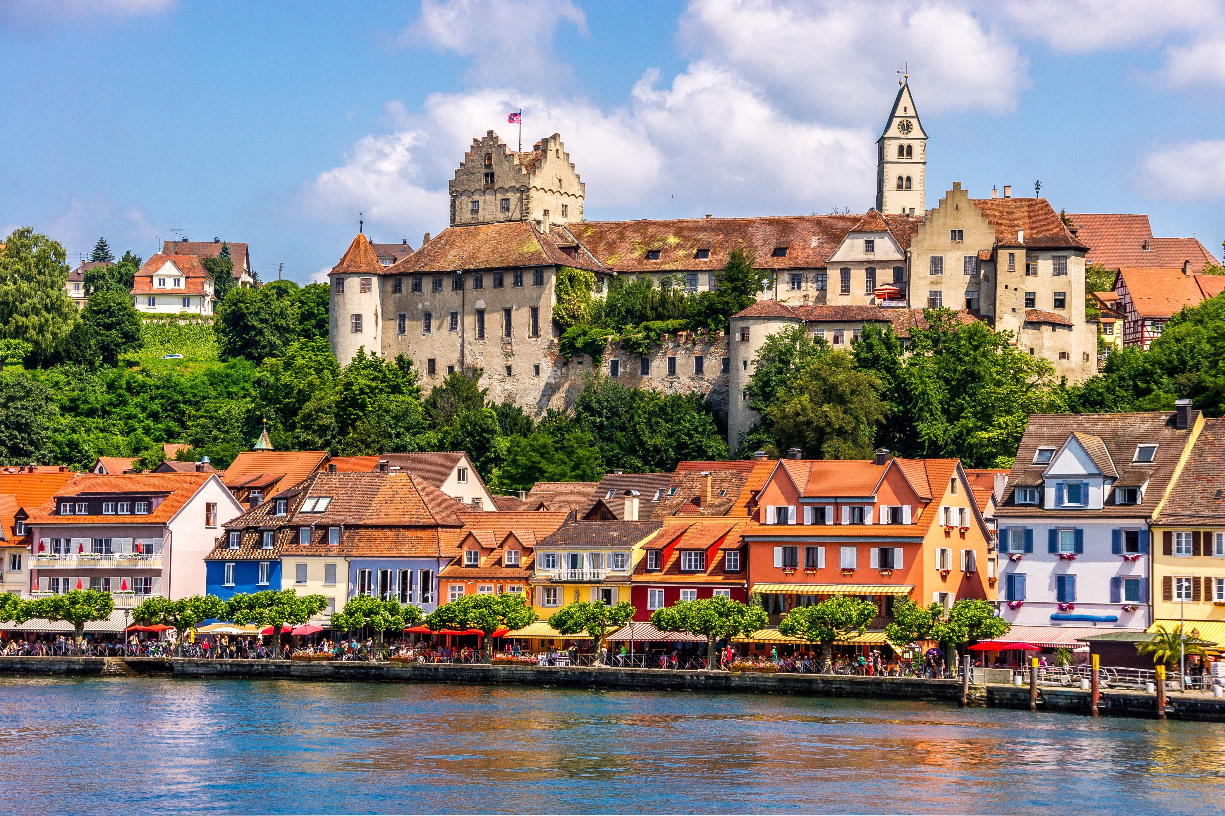 Panoramaudsigt over Meersburgs historiske slot og farverige havnepromenade ved Bodensøen, Baden-Württemberg