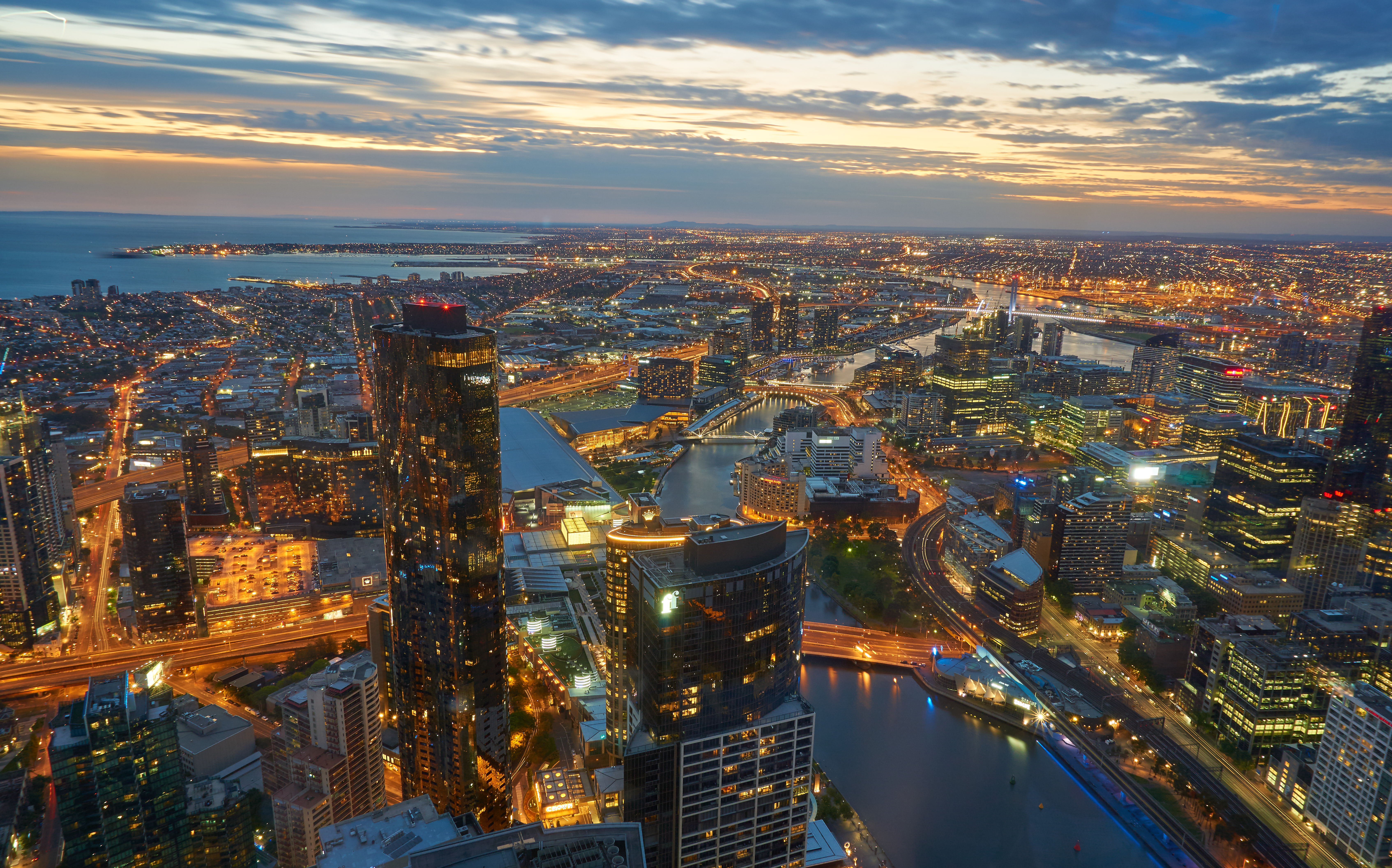 Melbourne bymidte med Yarra River og oplyst skyline om aftenen