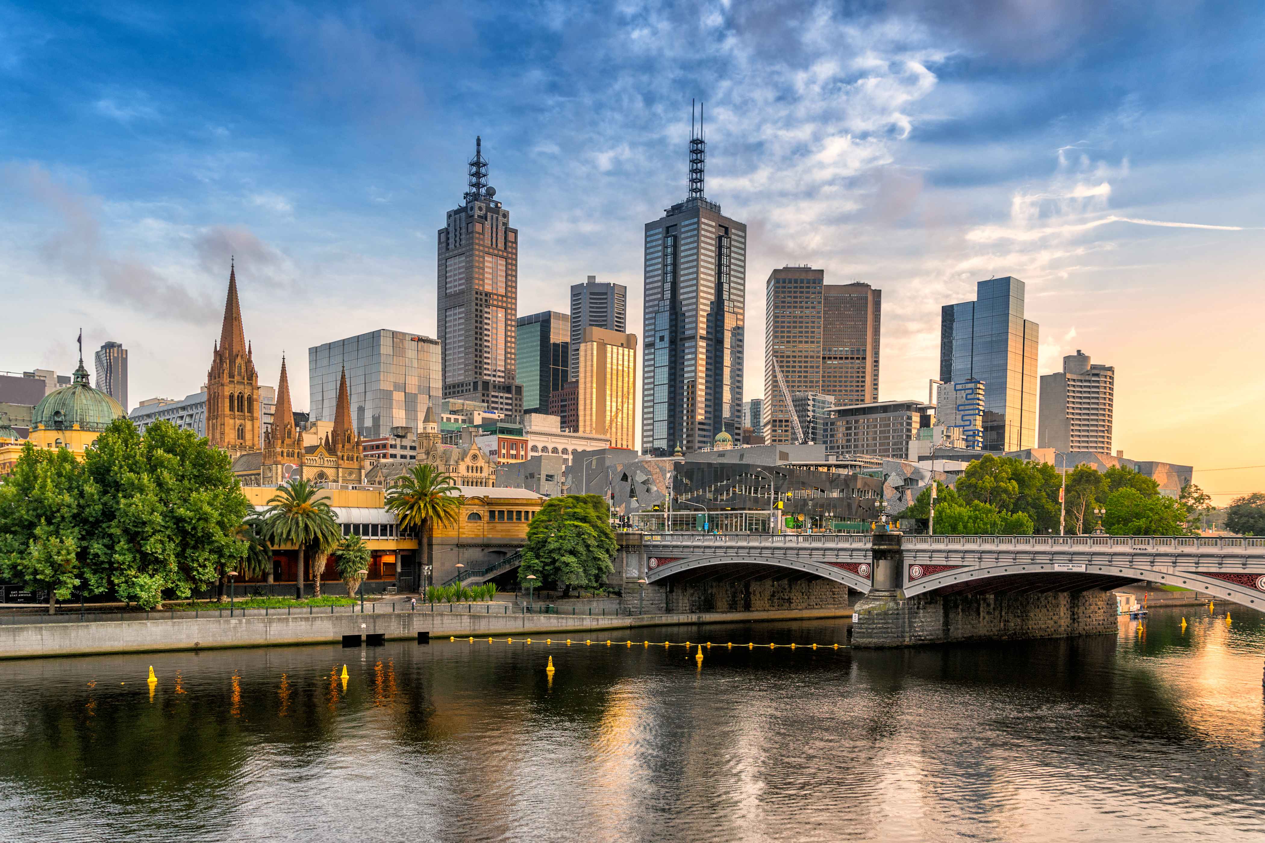 Melbourne Victoria city center med Yarra River og bro ved solnedgang