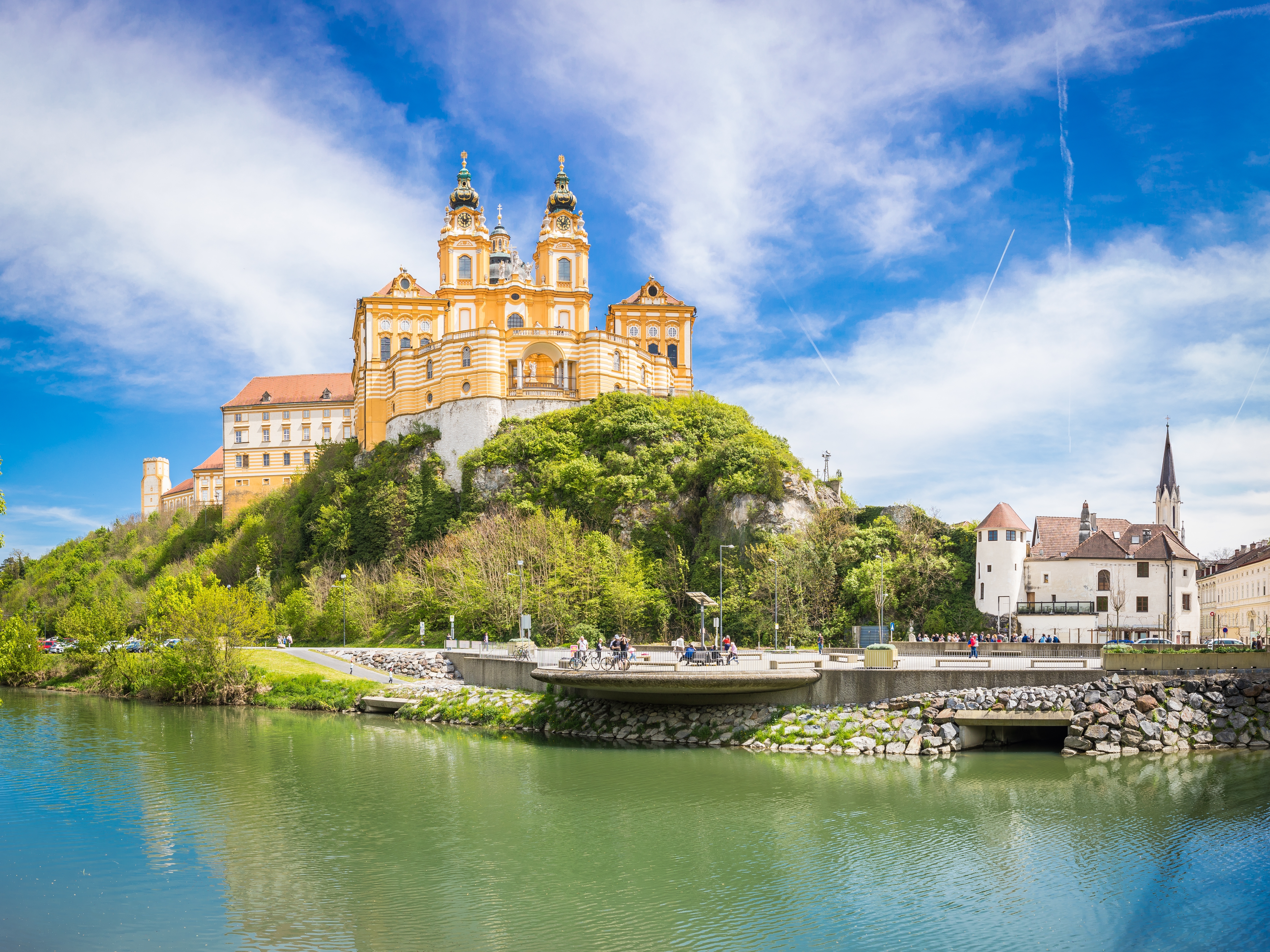 Majestætisk Melk Kloster med barokarkitektur ved Donau-floden i Østrig
