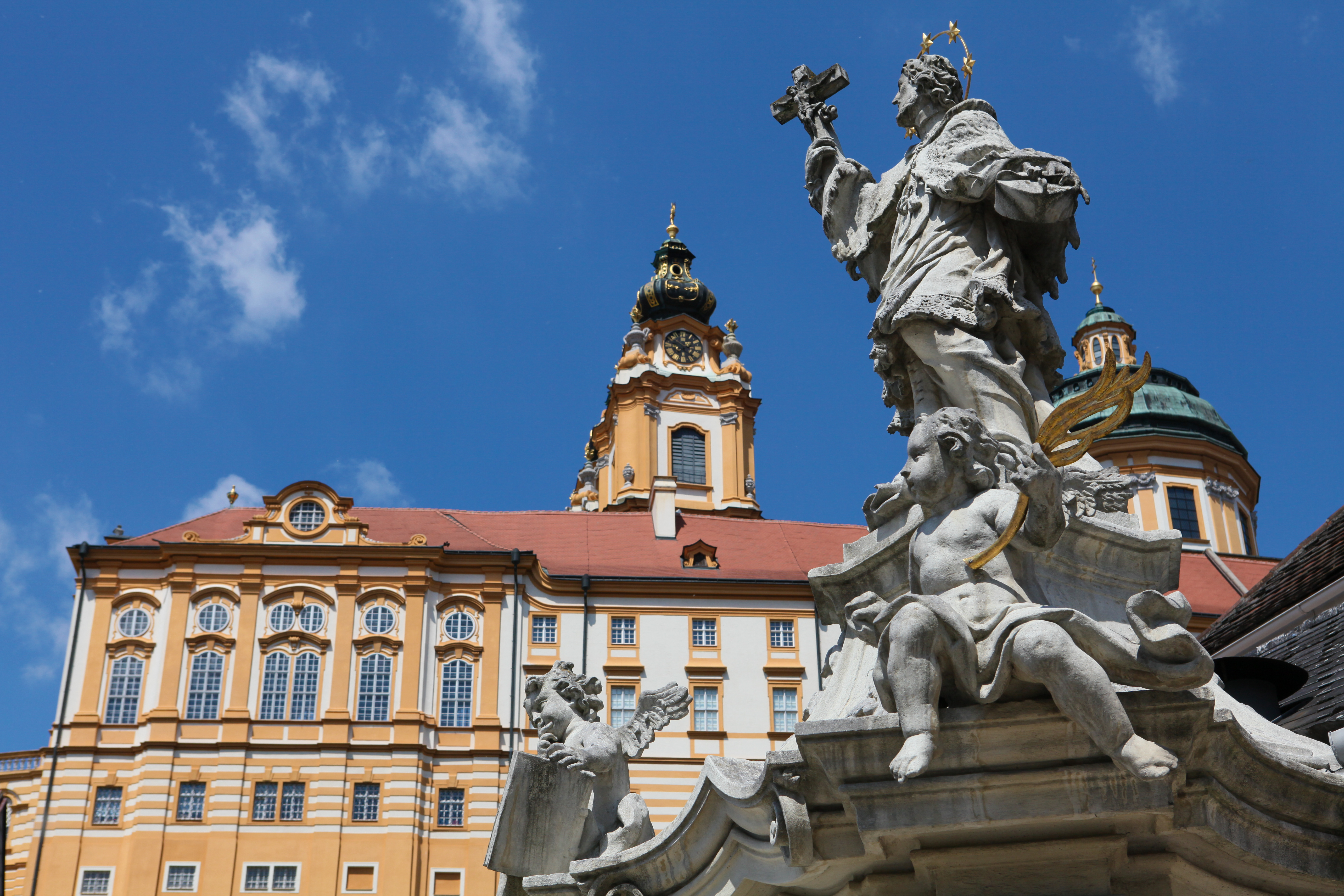 Melk Stift kloster med imponerende barok arkitektur og kristne monumenter i Østrig