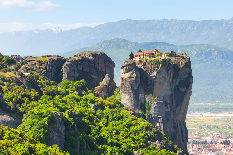 Ortodokst kloster thronende på høj klippe i Meteora med smuk udsigt over Kalambaka og det græske landskab
