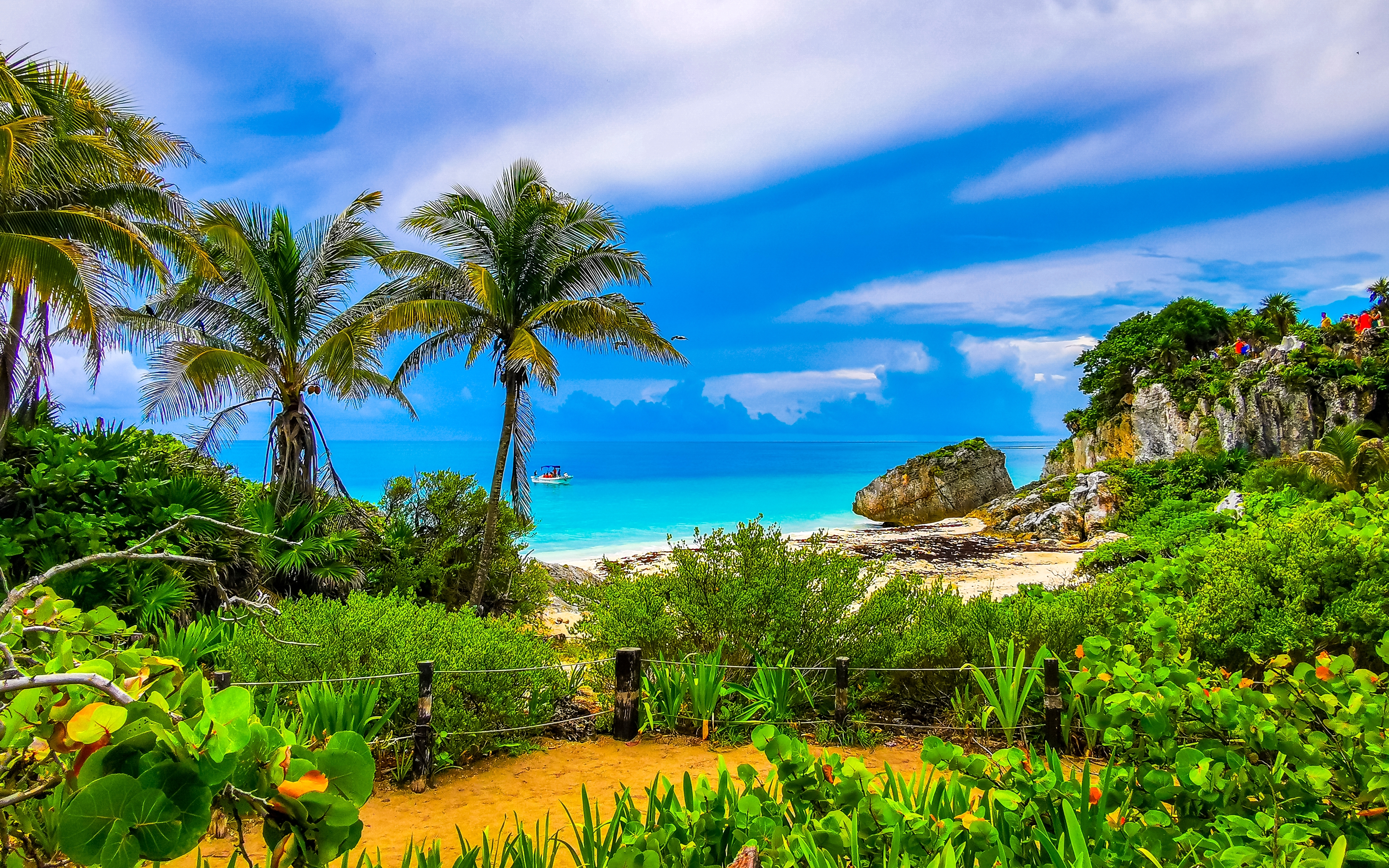 Caribisk strand i Tulum Mexico med frodig vegetation og turkis vand