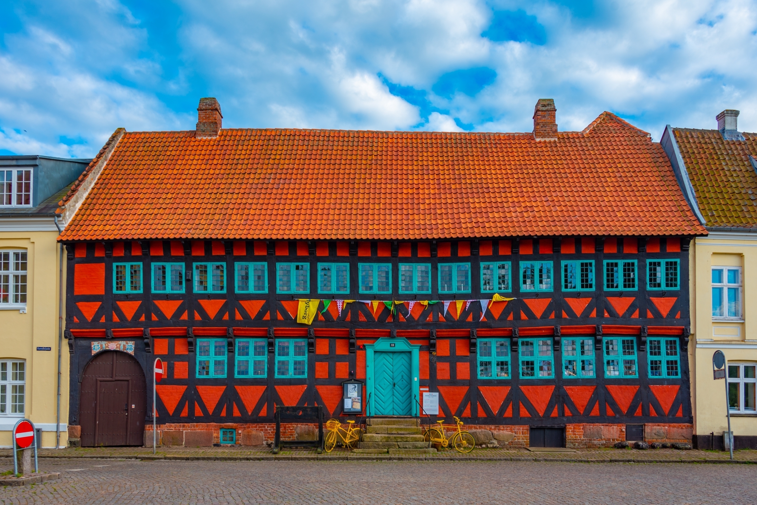 Middelalderligt bindingsværkshus i Nyborg på Fyn med iøjnefaldende rød og sort facade og traditionelt tegltag