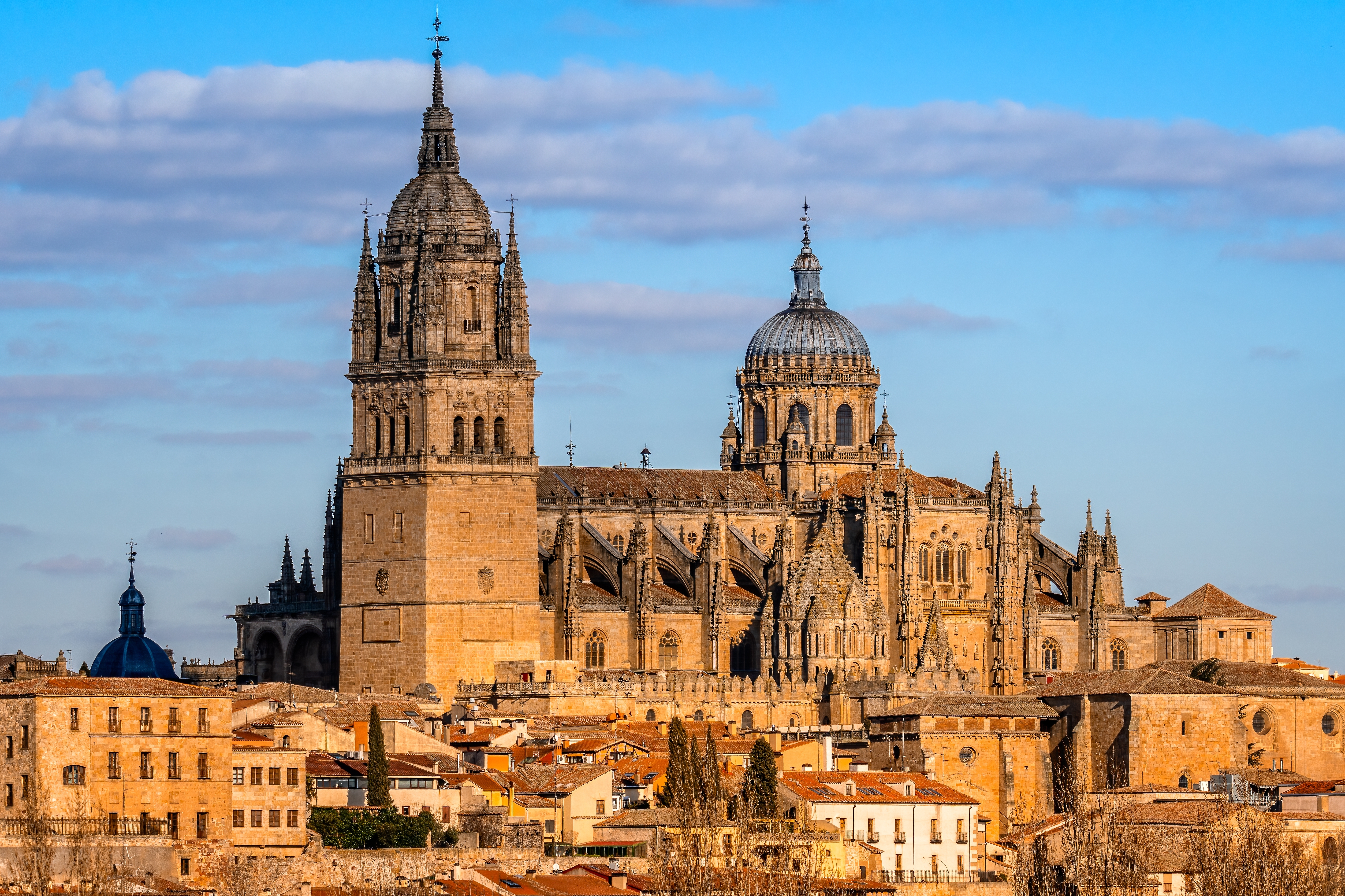 Storslået udsigt over den middelalderlige katedral i Salamanca, et arkitektonisk vidunder og kulturelt landemærke i hjertet af Castilla y Leon