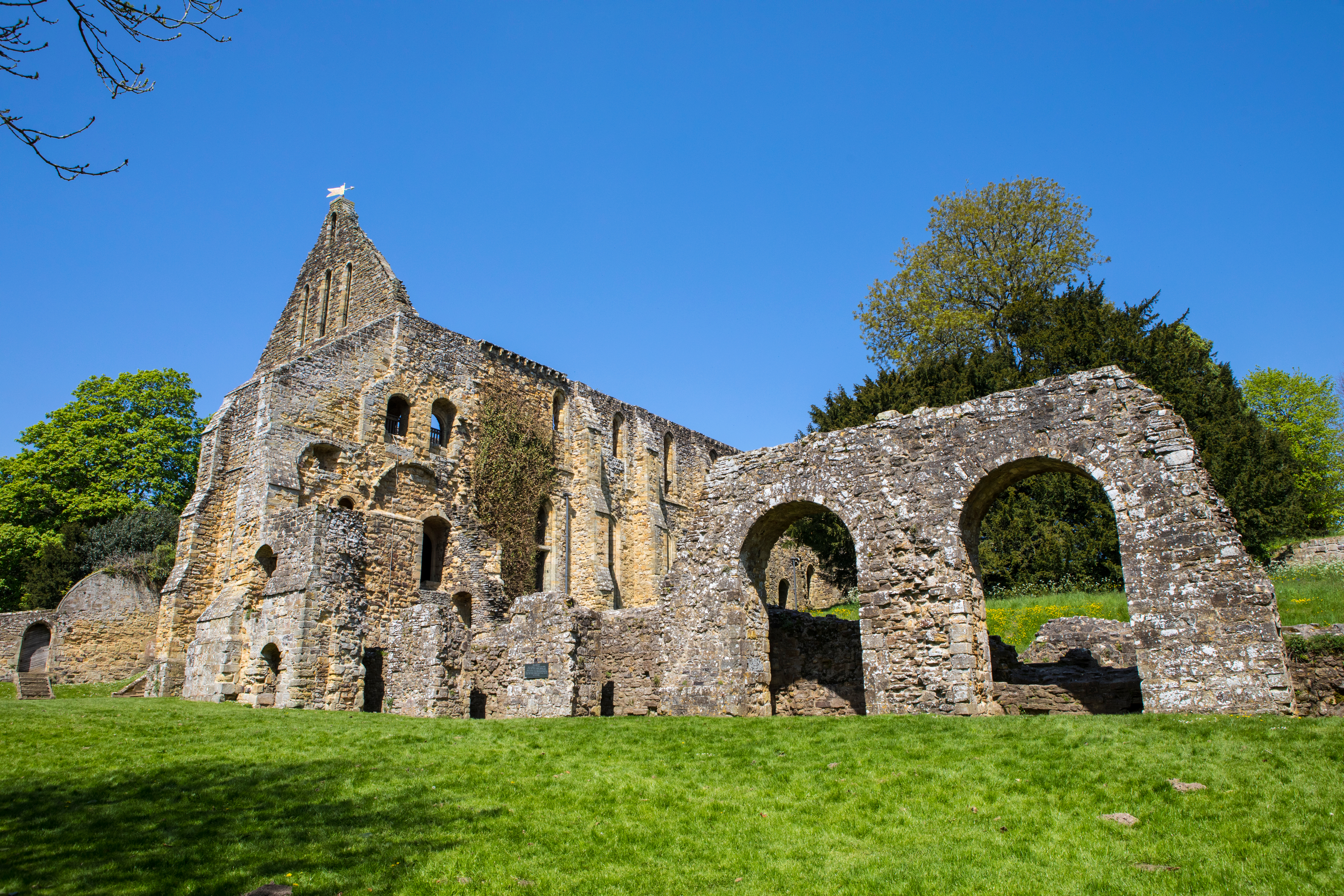 Pittoreske Battle Abbey ruiner fra 1066 slaget ved Hastings med gotisk arkitektur