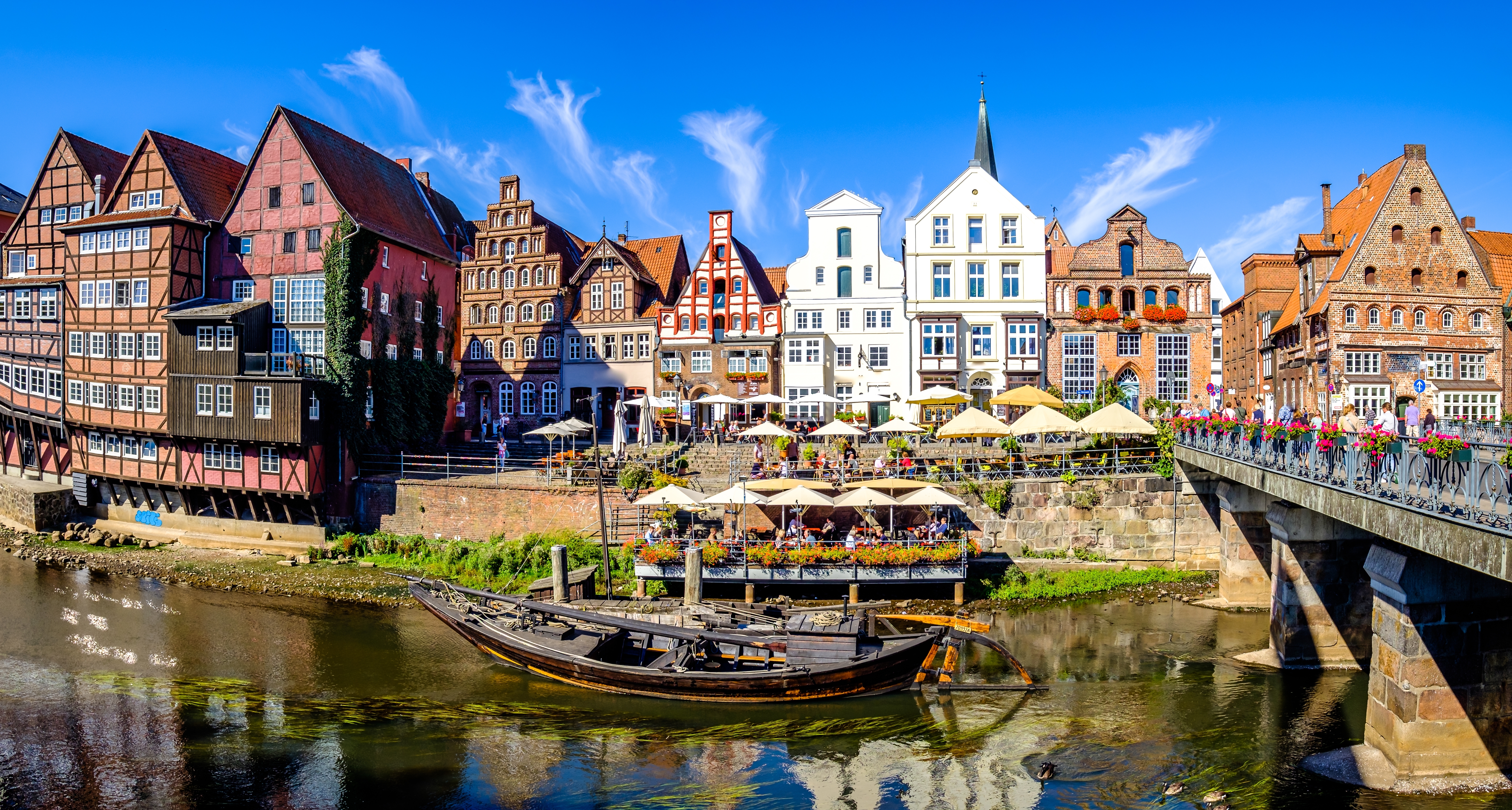 Malerisk udsigt over den historiske gamle bydel i Lüneburg, Niedersachsen, med farverige middelalderlige bindingsværkshuse og traditionel nordtysk arkitektur langs brostensbelagte gader