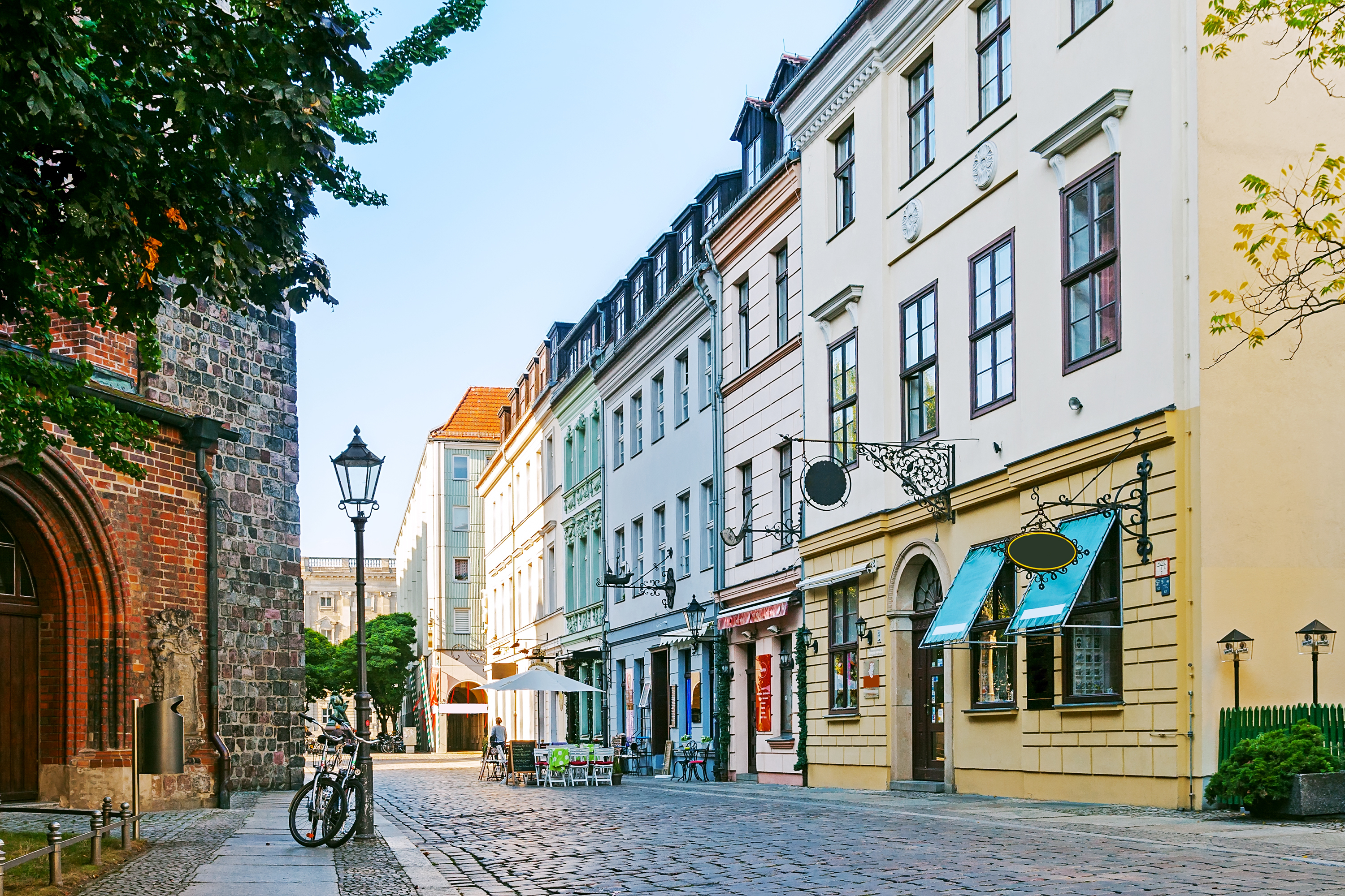 Middelalderlig gade med brosten og traditionel europæisk arkitektur i gammel bydel