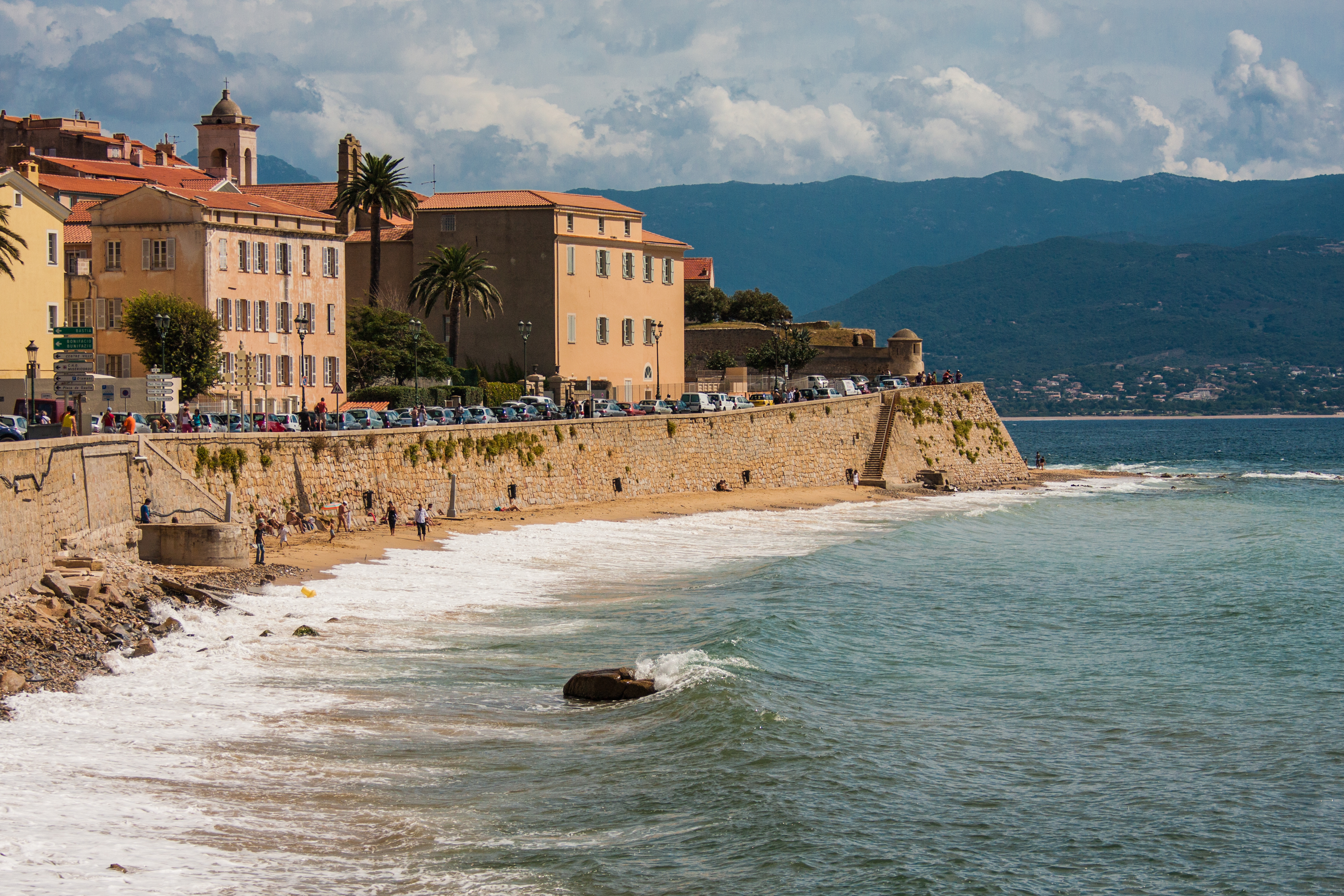 Idyllisk strandpromenade i Ajaccio med historisk arkitektur og Middelhavets blå vande