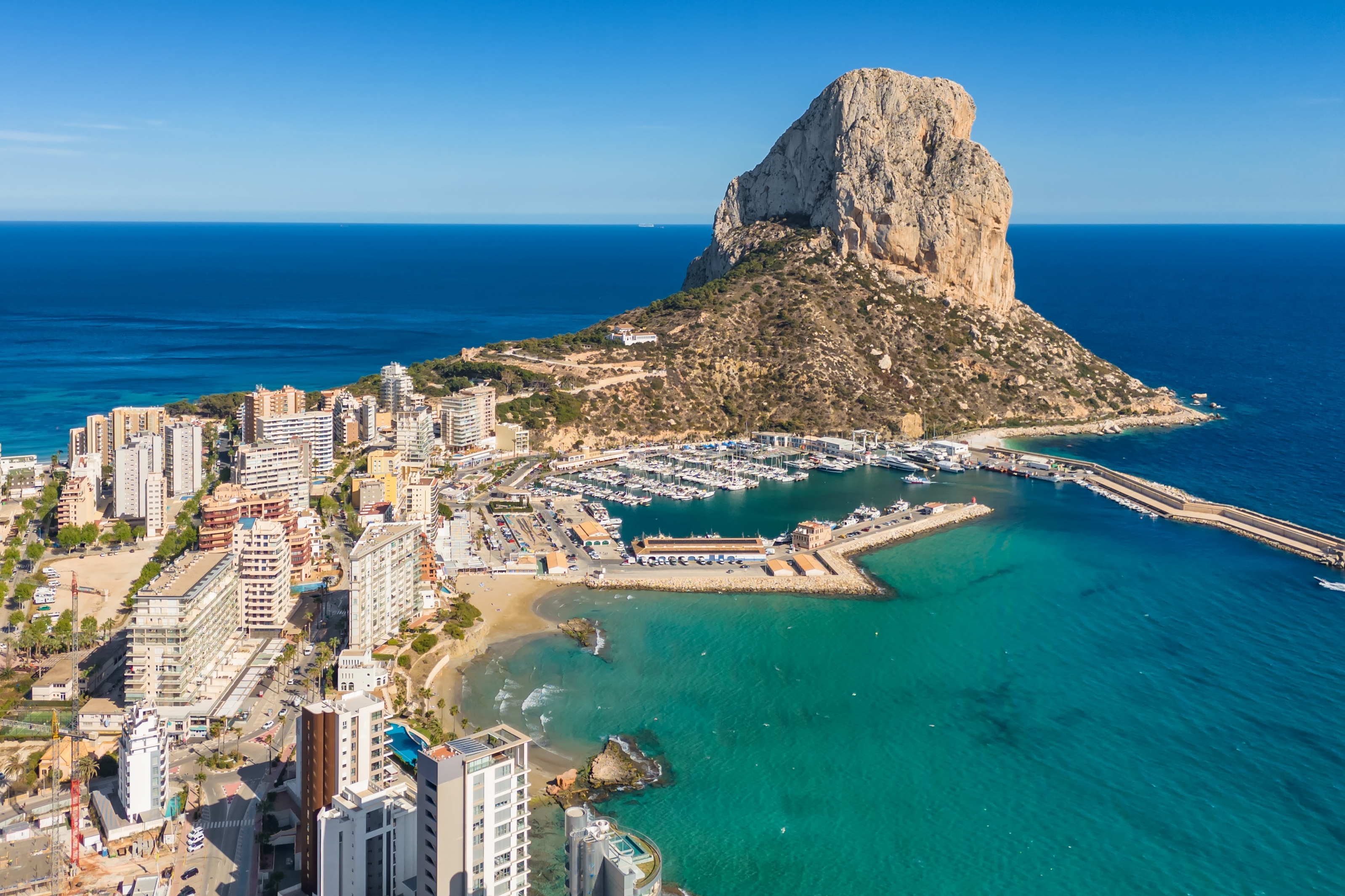 Calpe ferieresort ved Middelhavet med marina og den markante Penon de Ifach bjergformation