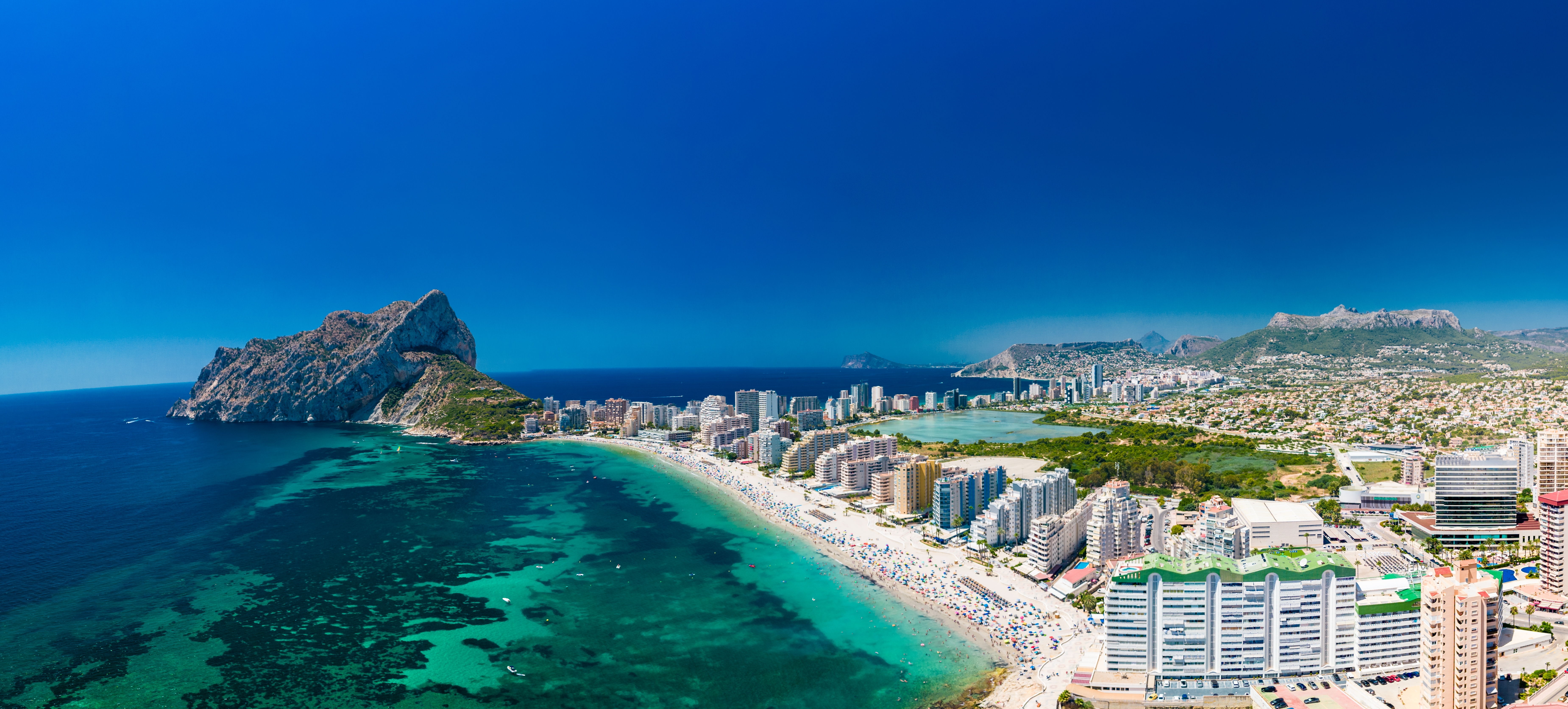 Droneoptagelse af den smukke Calpe strand på Costa Blanca med turkis middelhav og imponerende klippeformation
