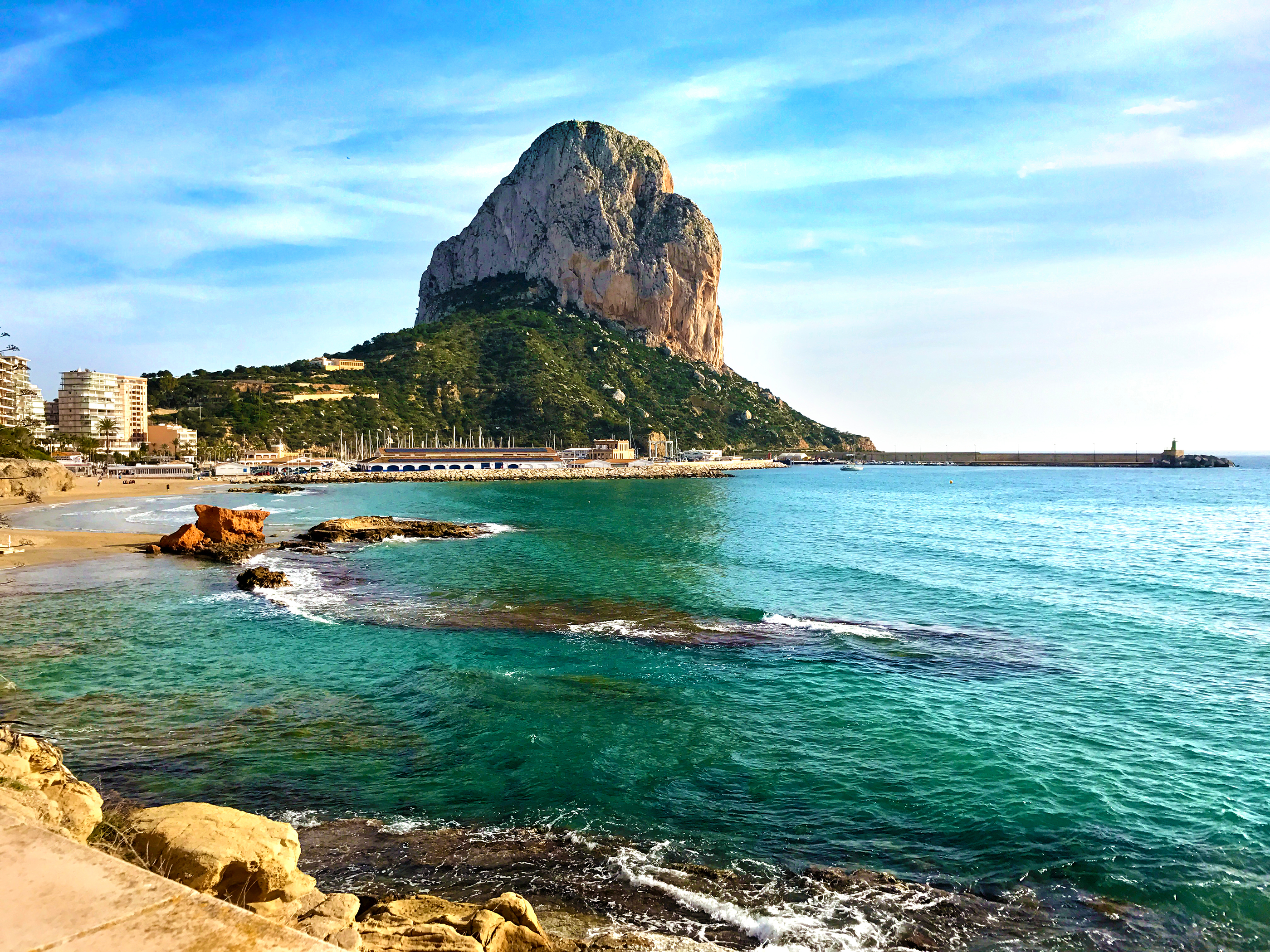 Idyllisk middelhavsstrand ved Calpe med Penón de Ifach naturpark og turkisblåt vand på Costa Blanca