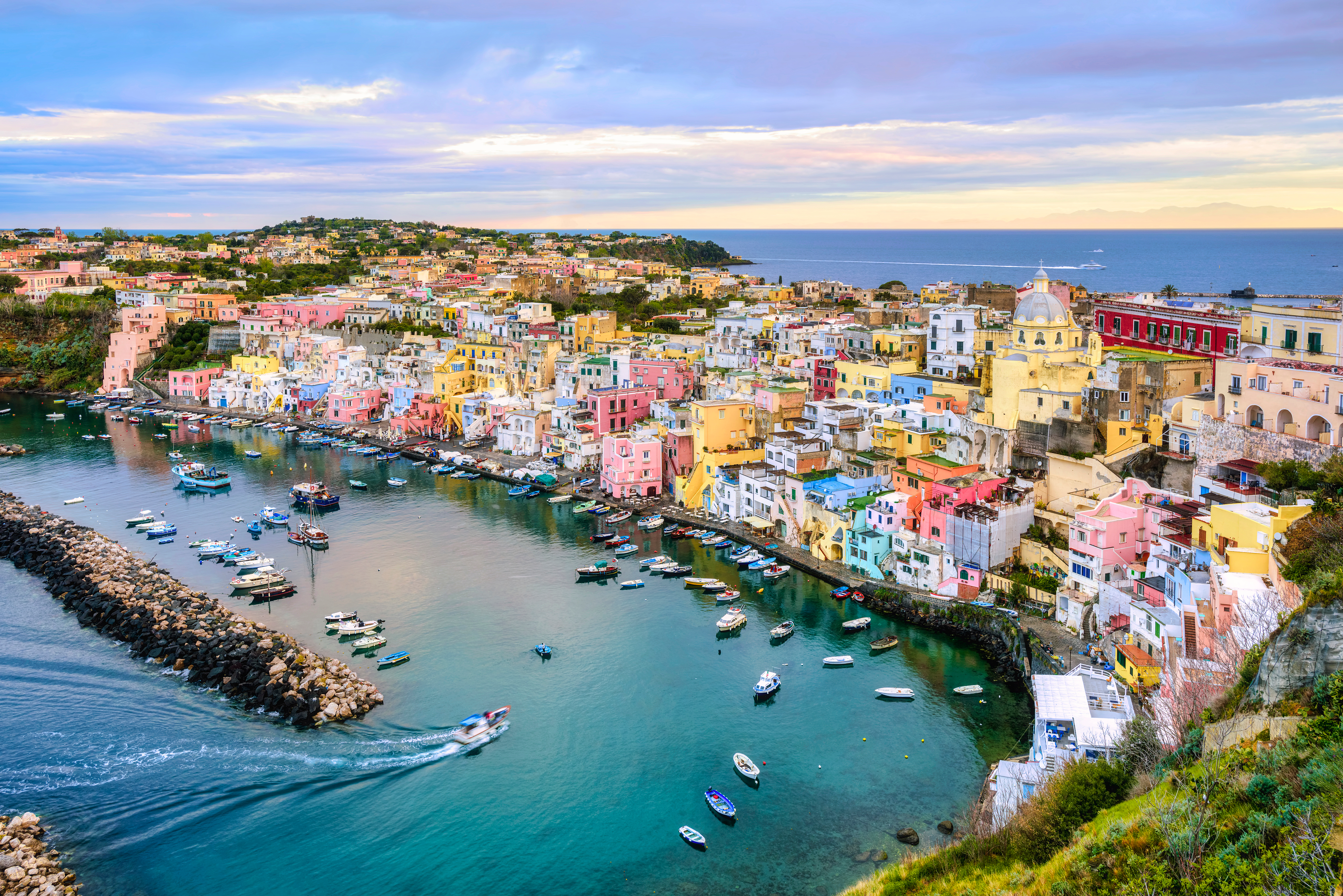 Charmerende middelhavshavn med farverige huse på Procida øen, Italien