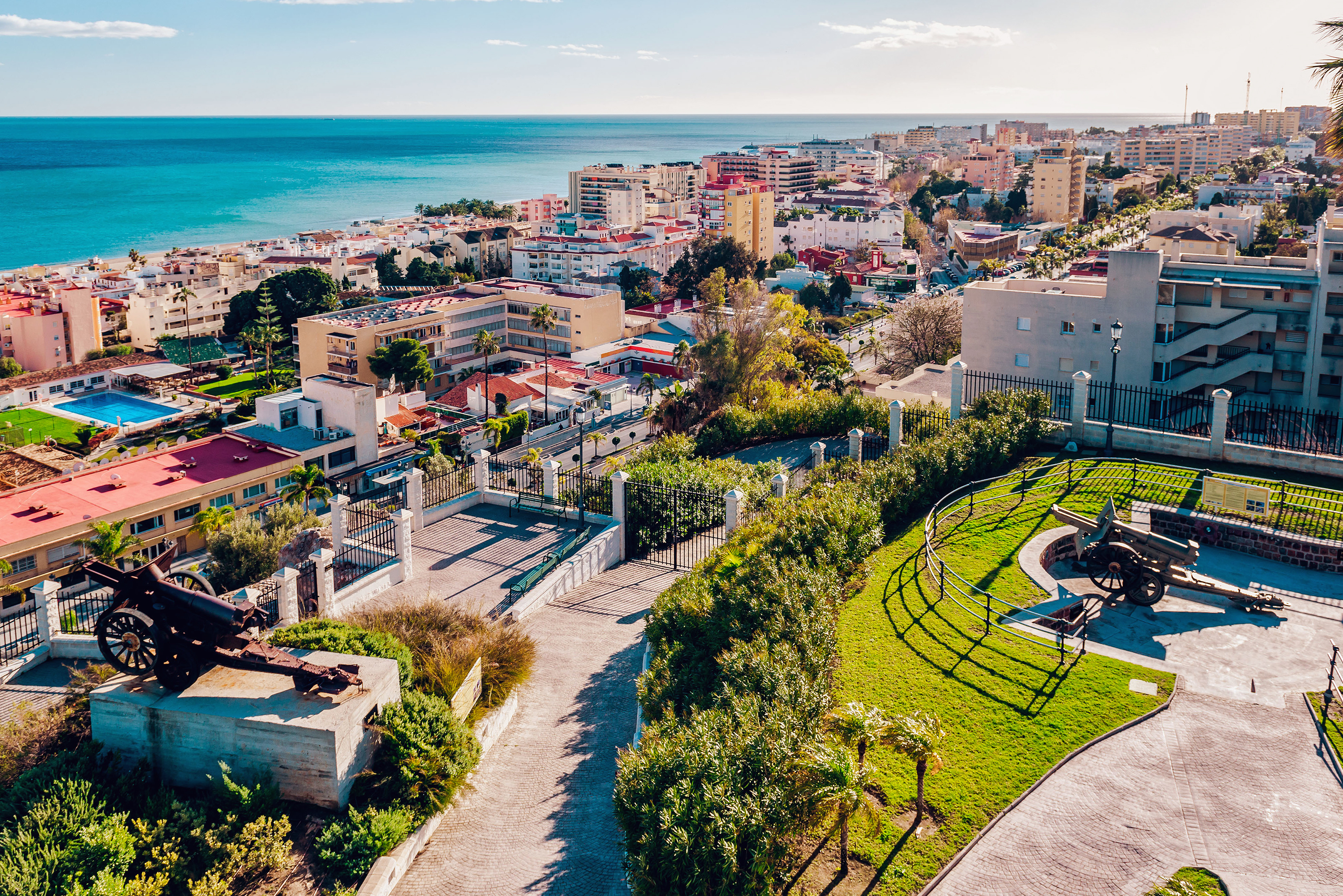 Torremolinos ferieby ved Middelhavskysten med moderne lejligheder og grøn kystpark i Spanien