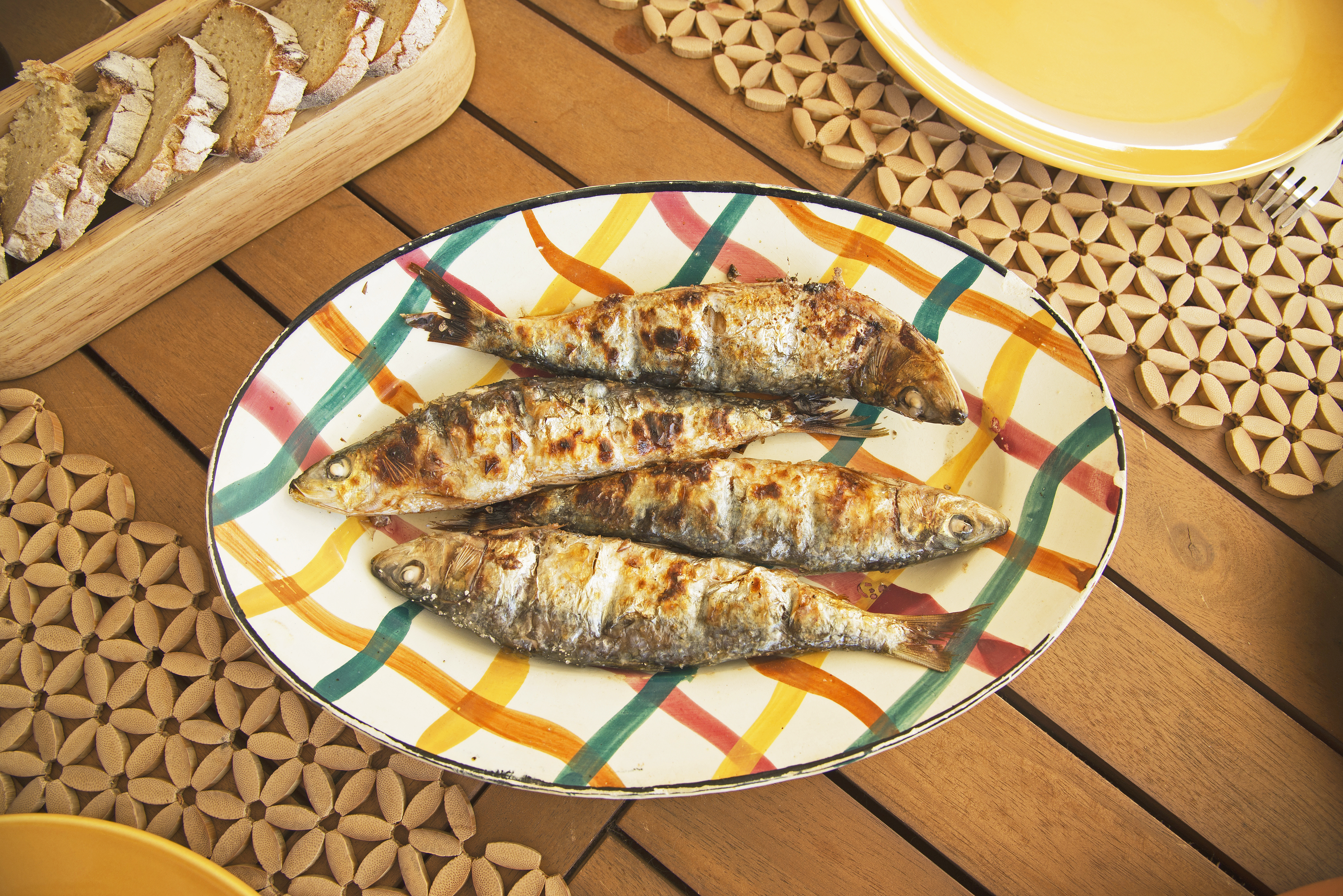 Autentisk middelhavsmad med grillede sardiner fra Portugal på ferie