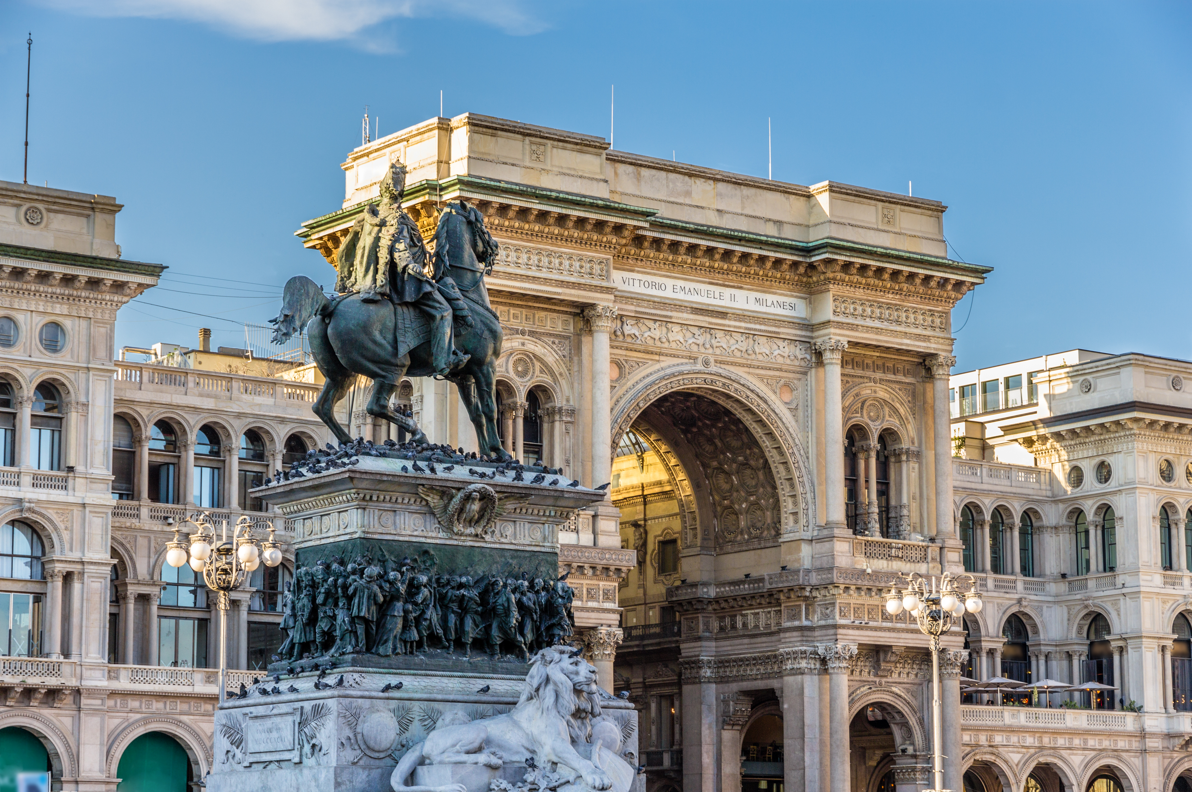 Berømt bronzemonument af Vittorio Emanuele II foran den pragtfulde arkade i Milanos historiske centrum