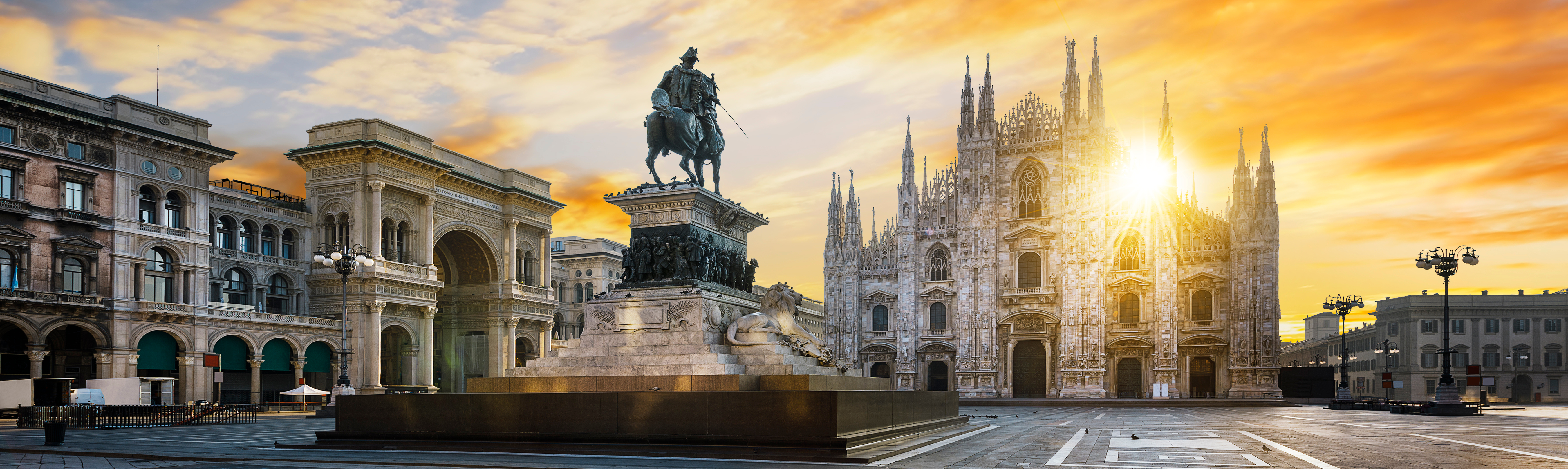 Milano Domkirke og ridderstatue i gylden aftensol på Piazza del Duomo i Italien