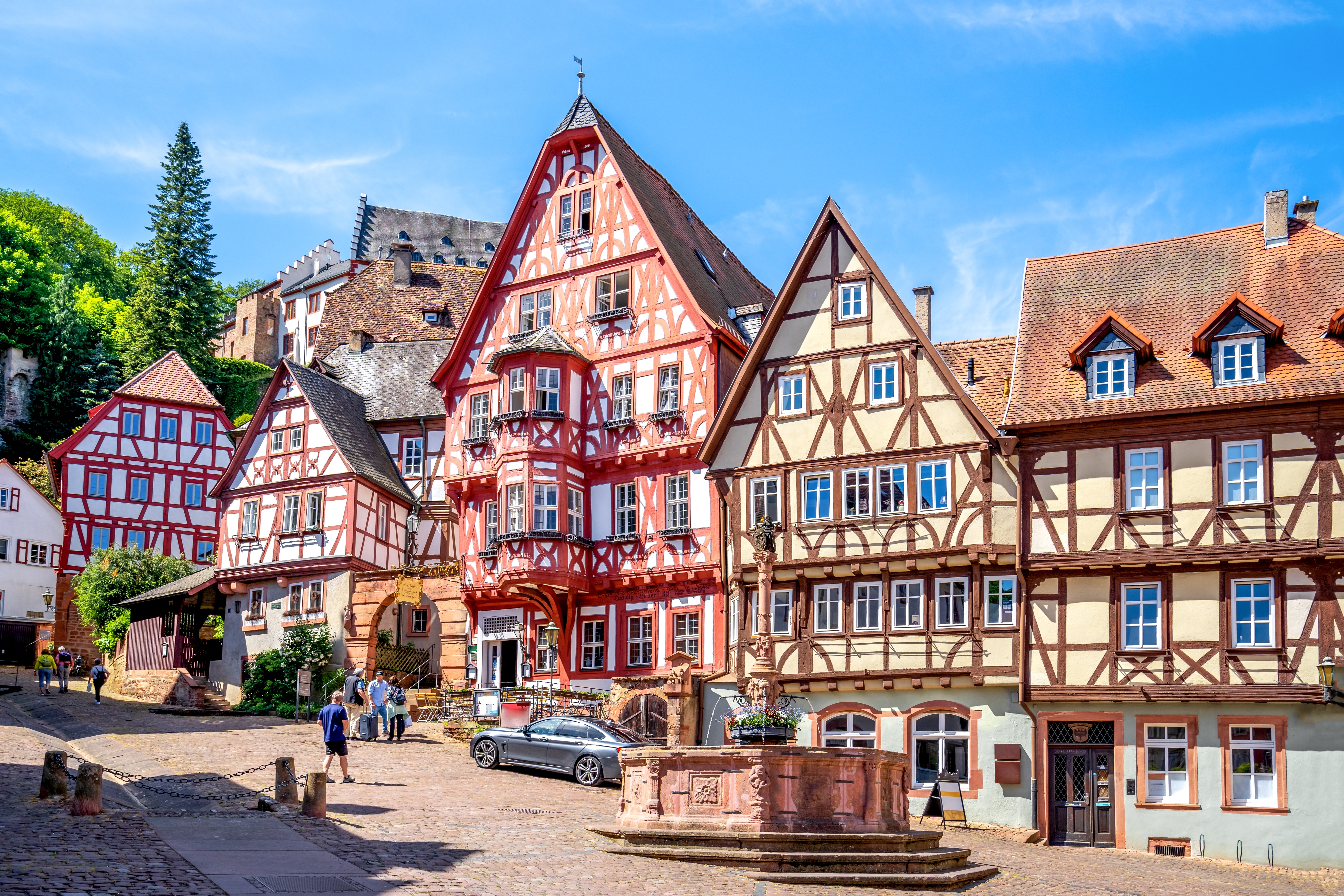 Det charmerende Schnatterloch-torv med farverige bindingsværkshuse i Miltenberg, Bayern
