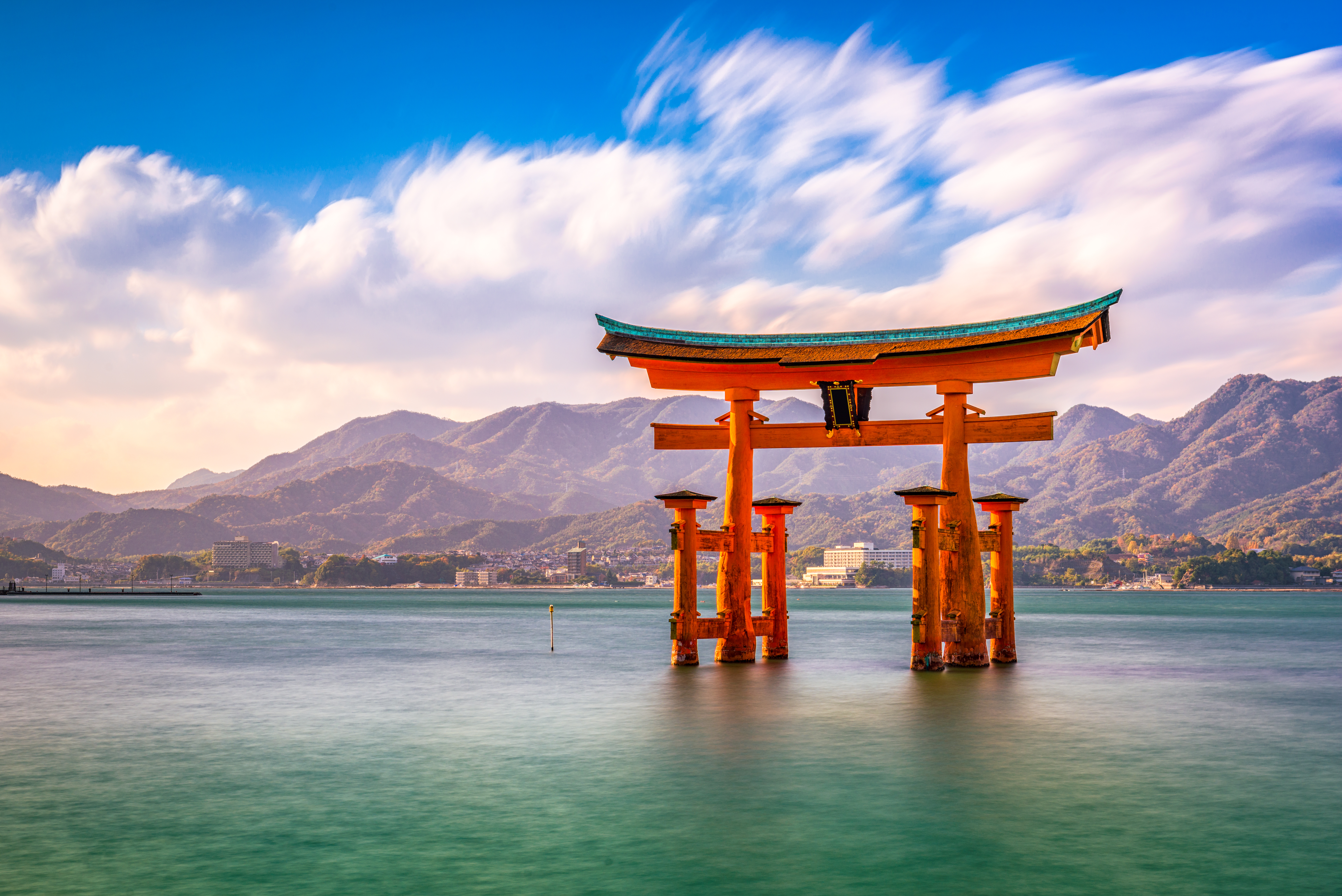 Den majestætiske torii-port fra Itsukushima Shrine der står i Hiroshima-bugten ved solnedgang