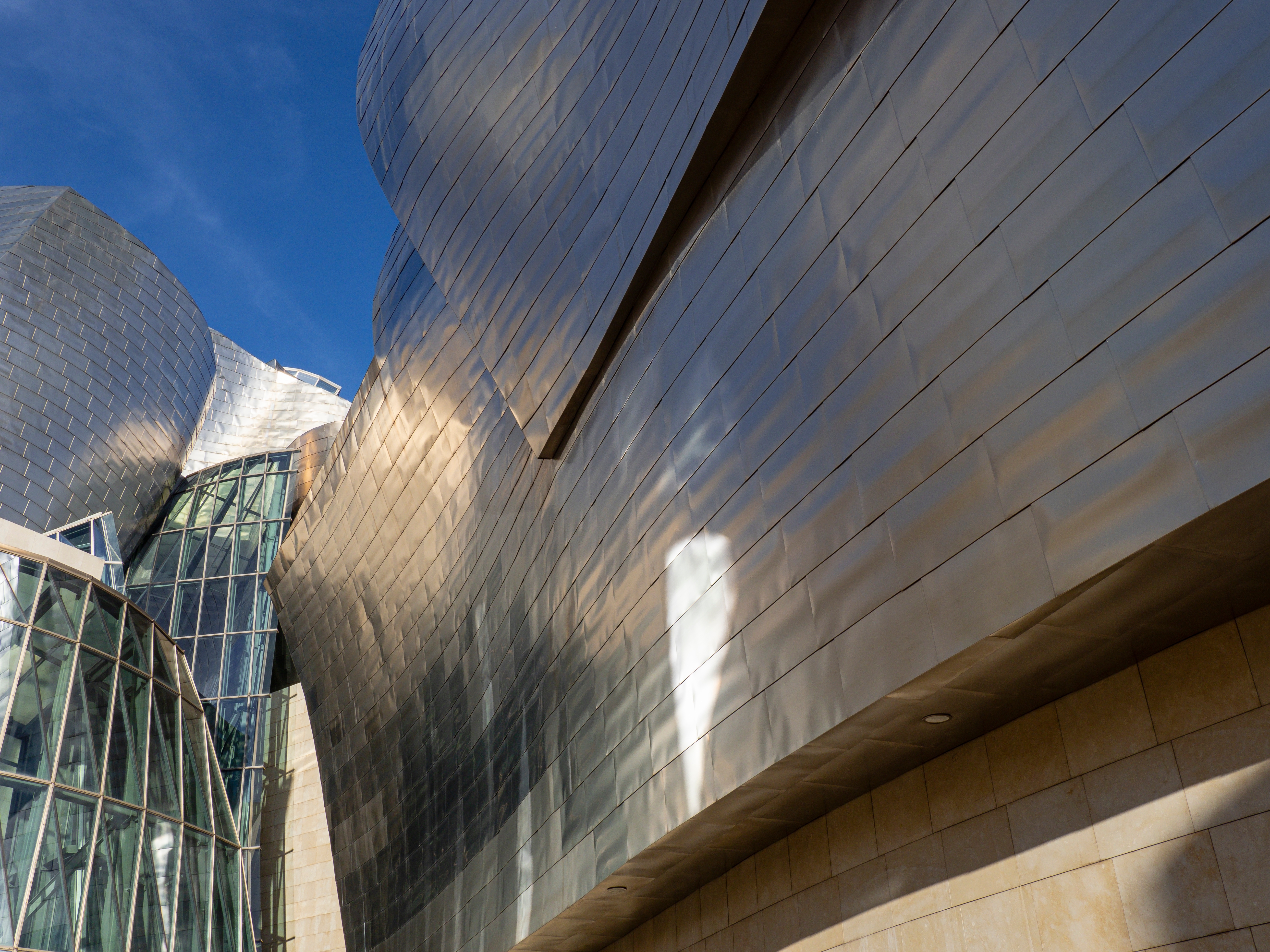Moderne kunstmuseum i Bilbao med spektakulær metalfacade