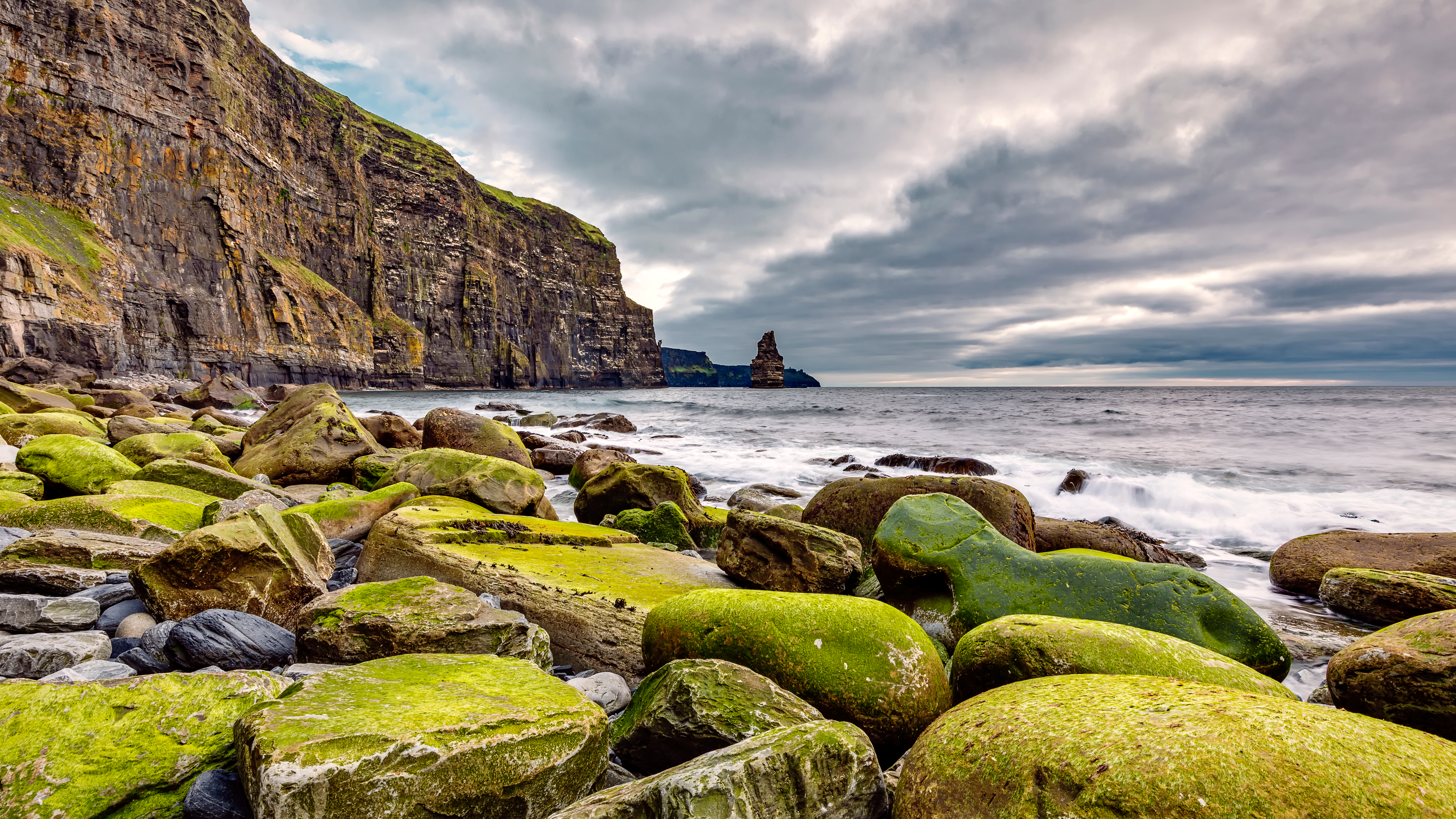 Imponerende klippeformationer ved Cliffs of Moher i County Clare Irland