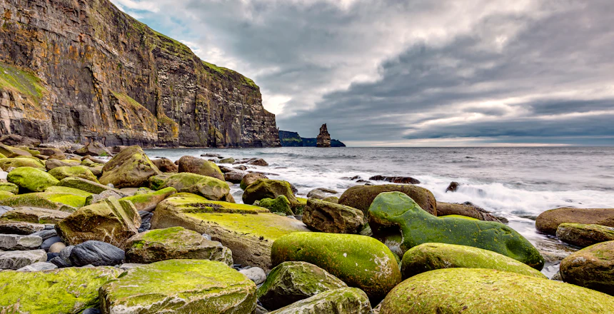 Imponerende klippeformationer ved Cliffs of Moher i County Clare Irland