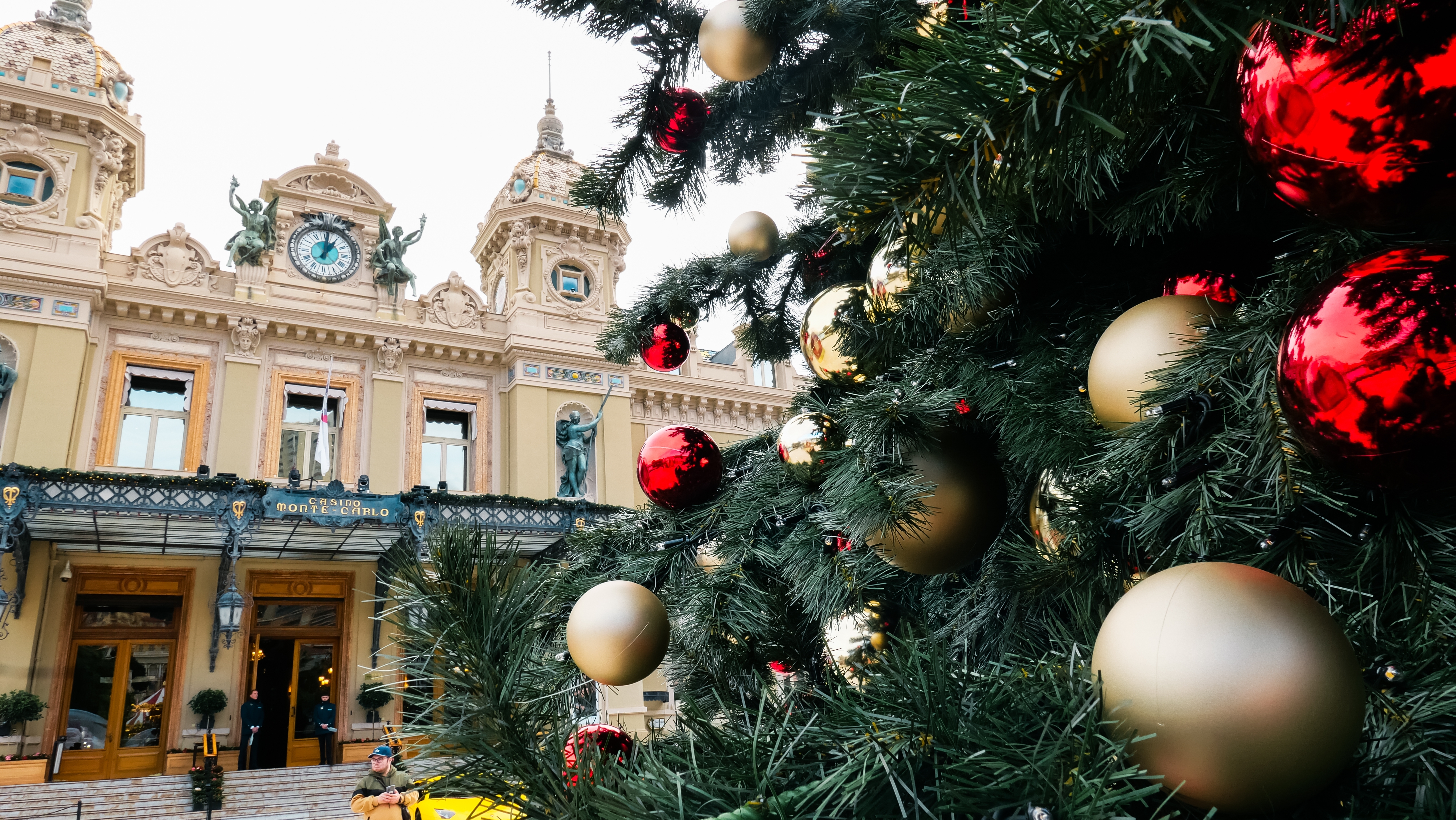 Festligt pyntet Monte Carlo Casino med stort juletræ og julekugler i Monaco centrum
