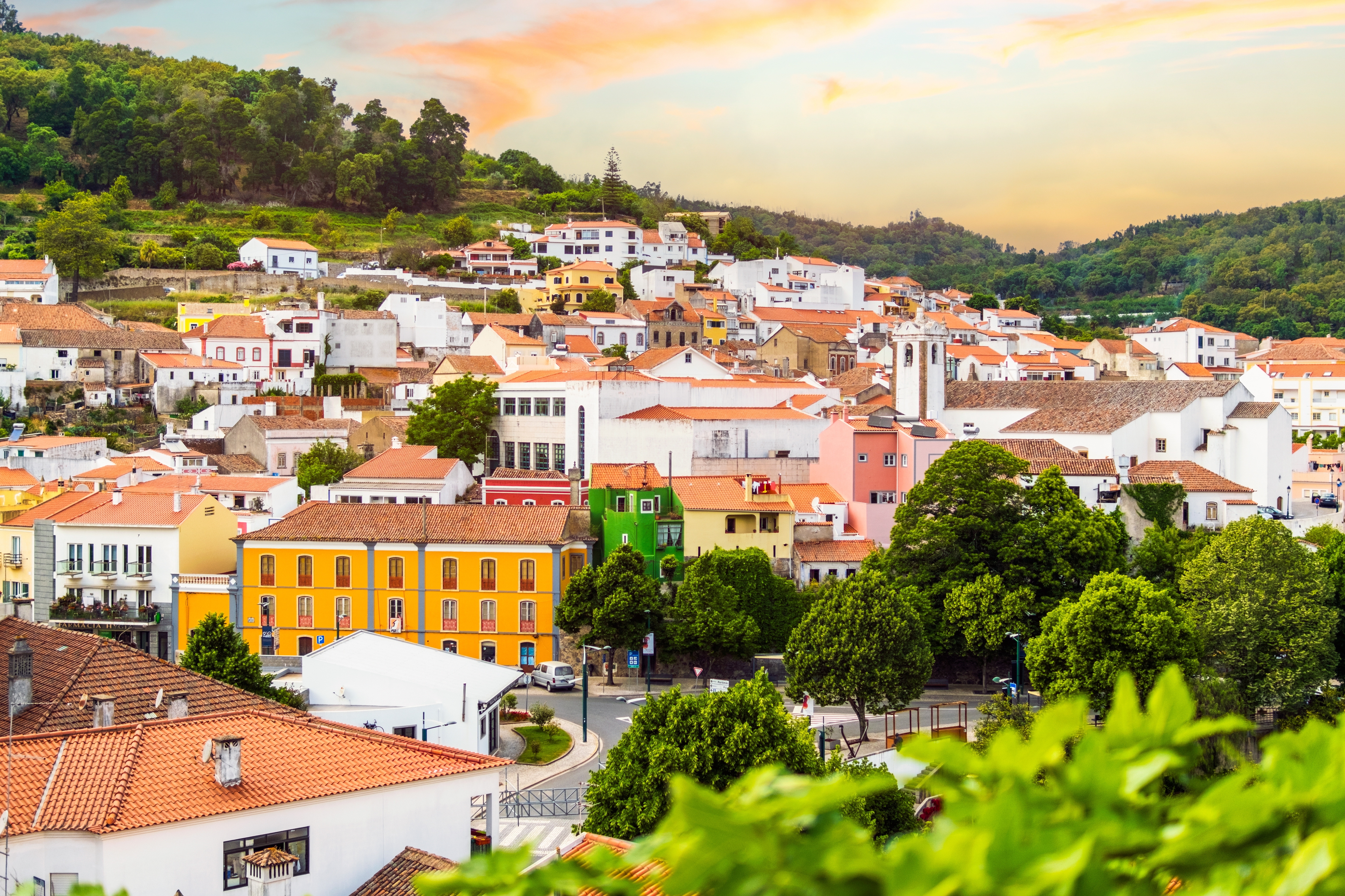 Monchique bjergby i Portugal med traditionelle hvide huse og farverige facader i solnedgangslys
