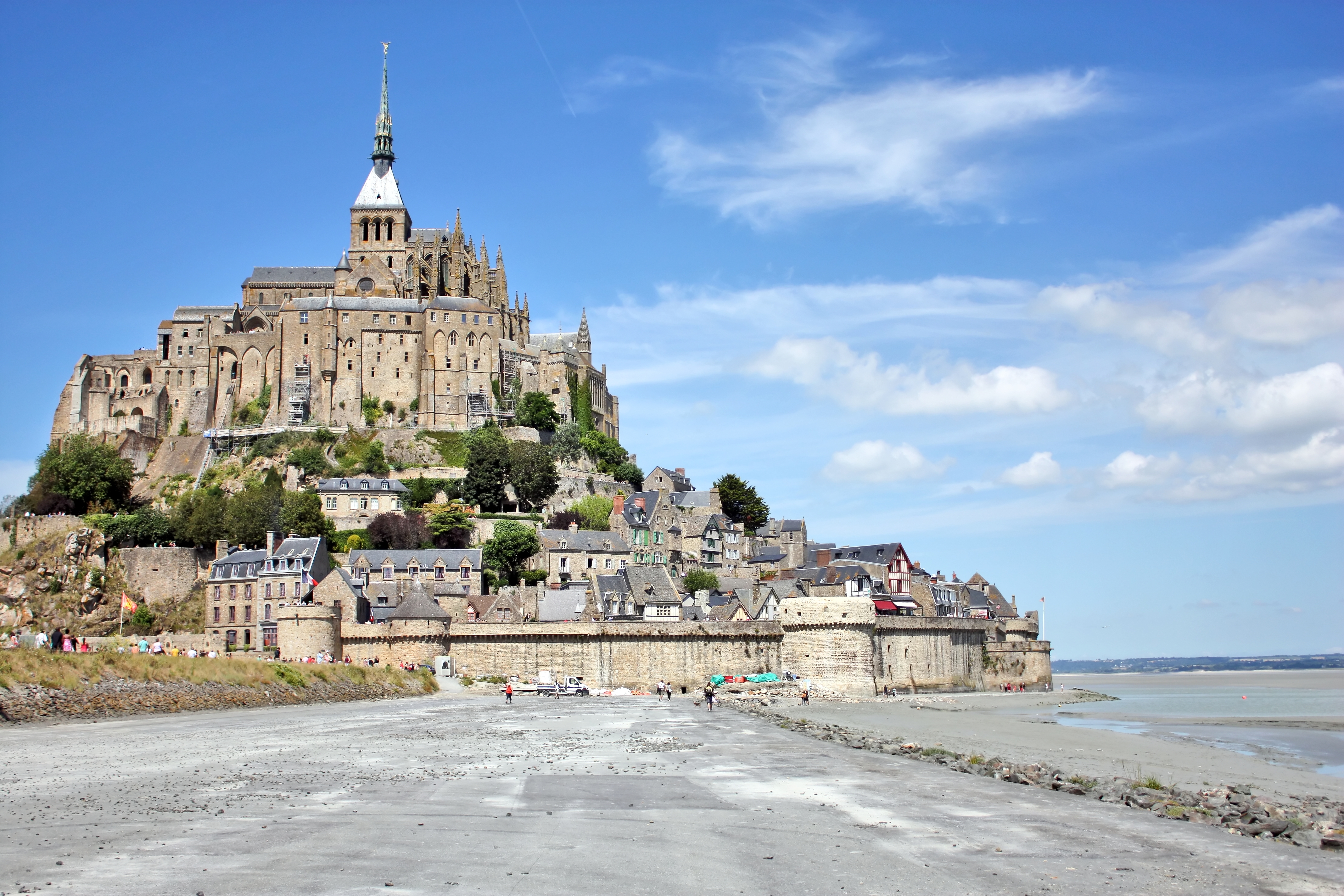 Berømt turistattraktion Mont Saint-Michel kloster og fæstningsværk på en ø i Normandiet med lavvande