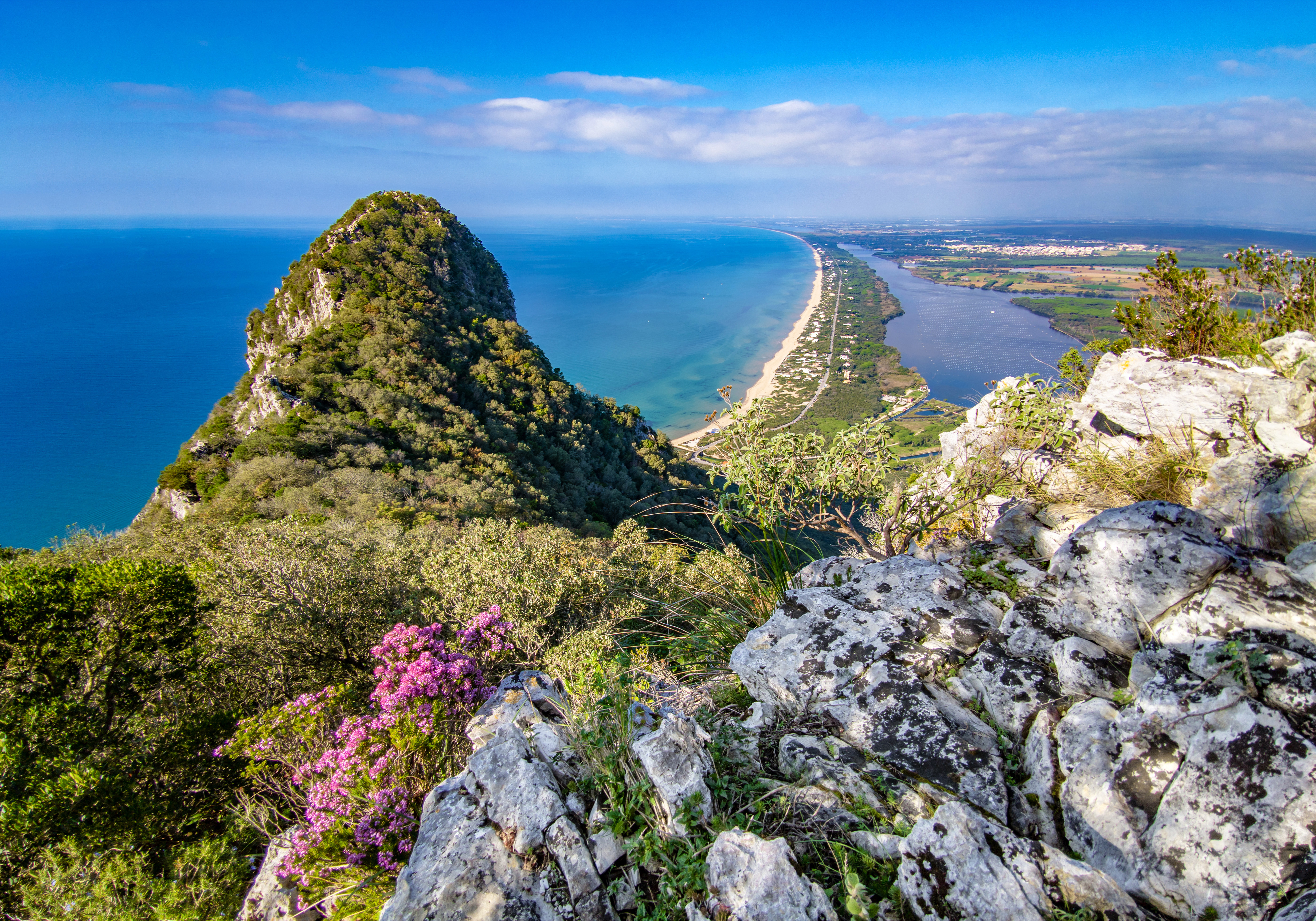 Udsigt fra Monte Circeo over Sabaudias sandstrand og den turkisblå Tyrrenske kyst i Circeo Nationalpark, Lazio, Italien