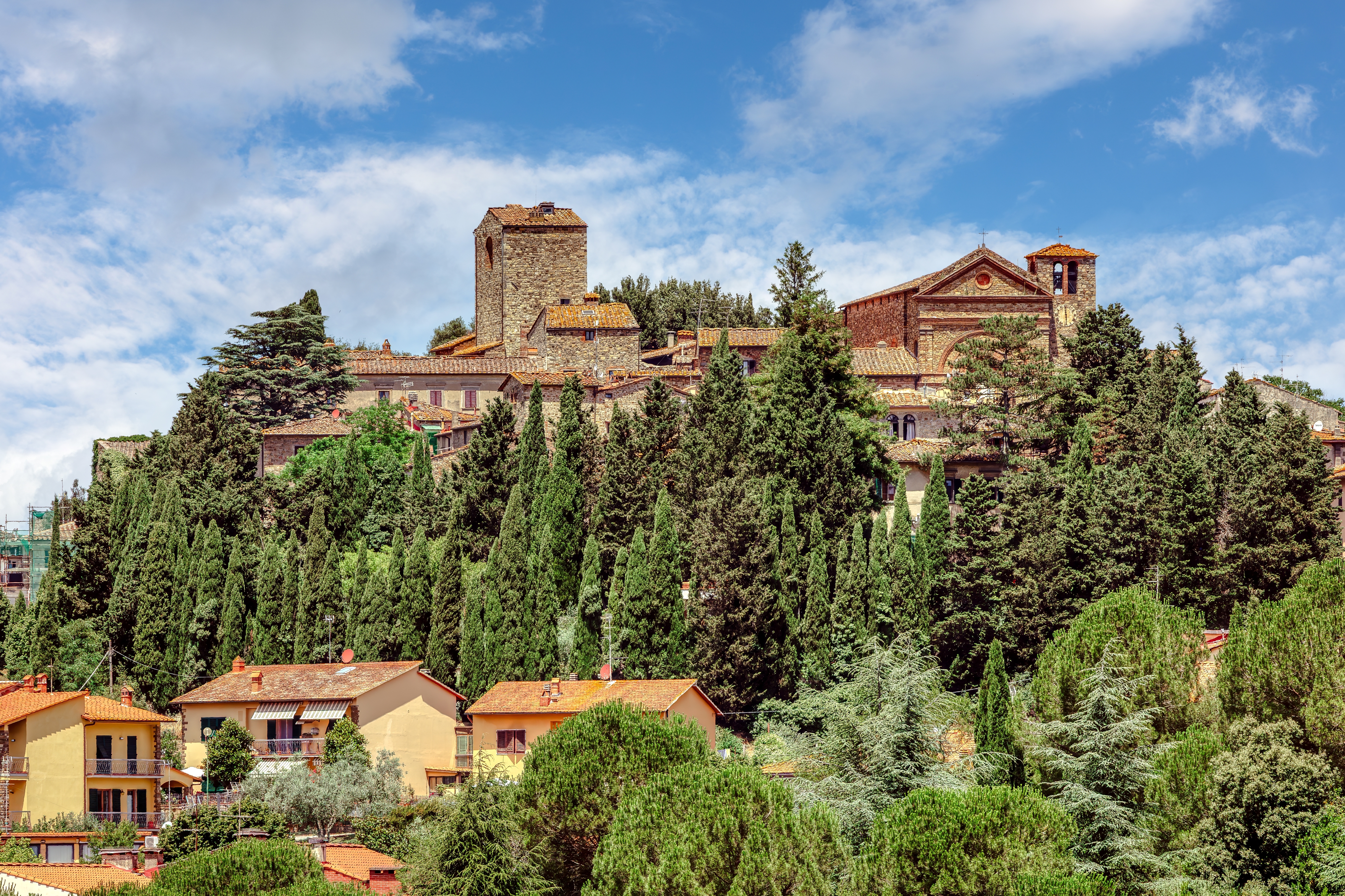Idyllisk udsigt over Montecatini Alto i Toscana, en historisk middelalderby beliggende på en bakketop i provinsen Pistoia omgivet af grønne cyprestræer