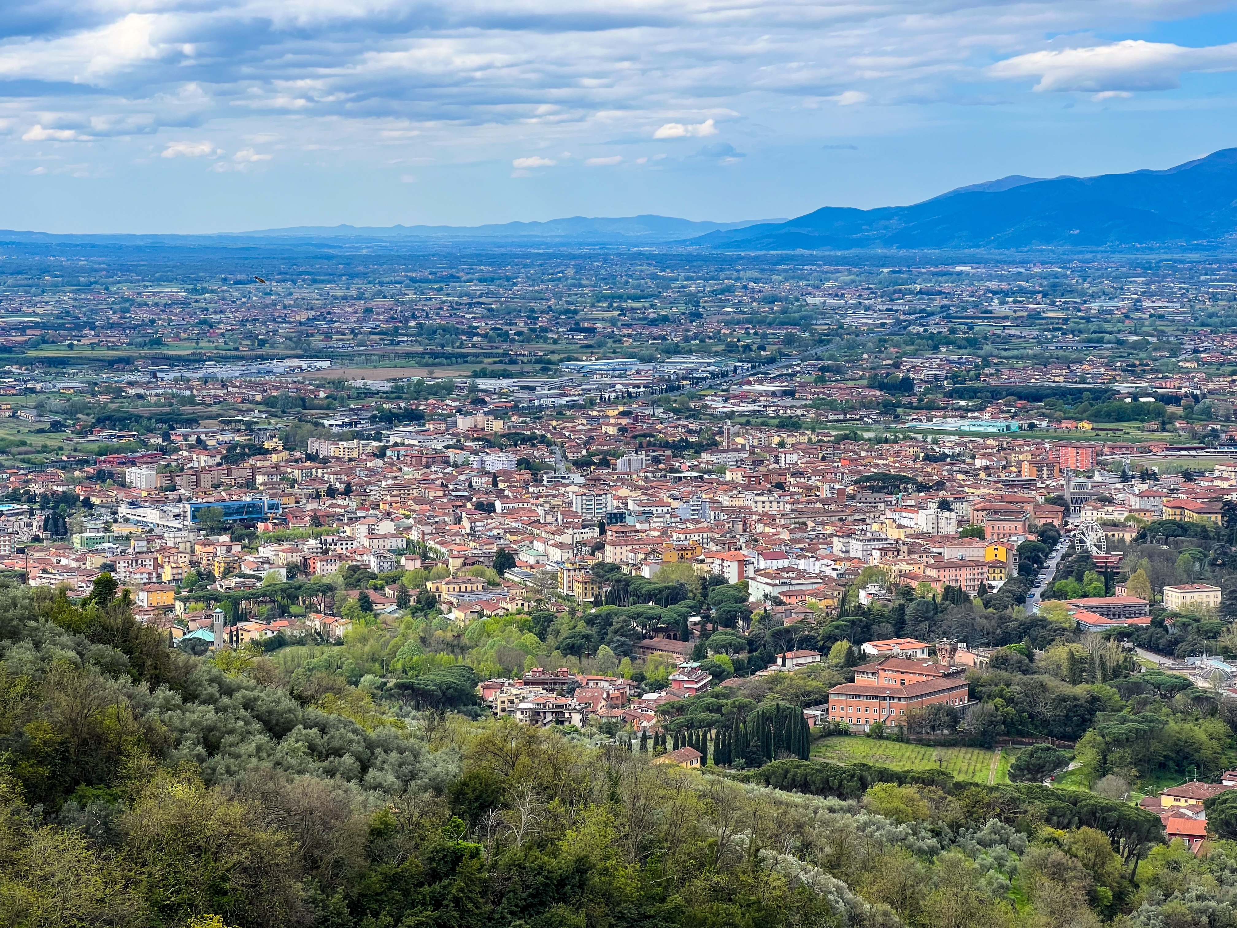 Oversigt over Montecatini Terme med charmerende bygninger og den brede toskanske slette, Italien