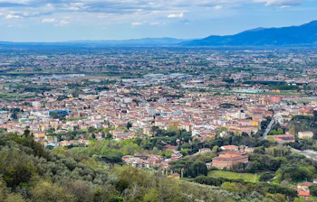 Oversigt over Montecatini Terme med charmerende bygninger og den brede toskanske slette, Italien