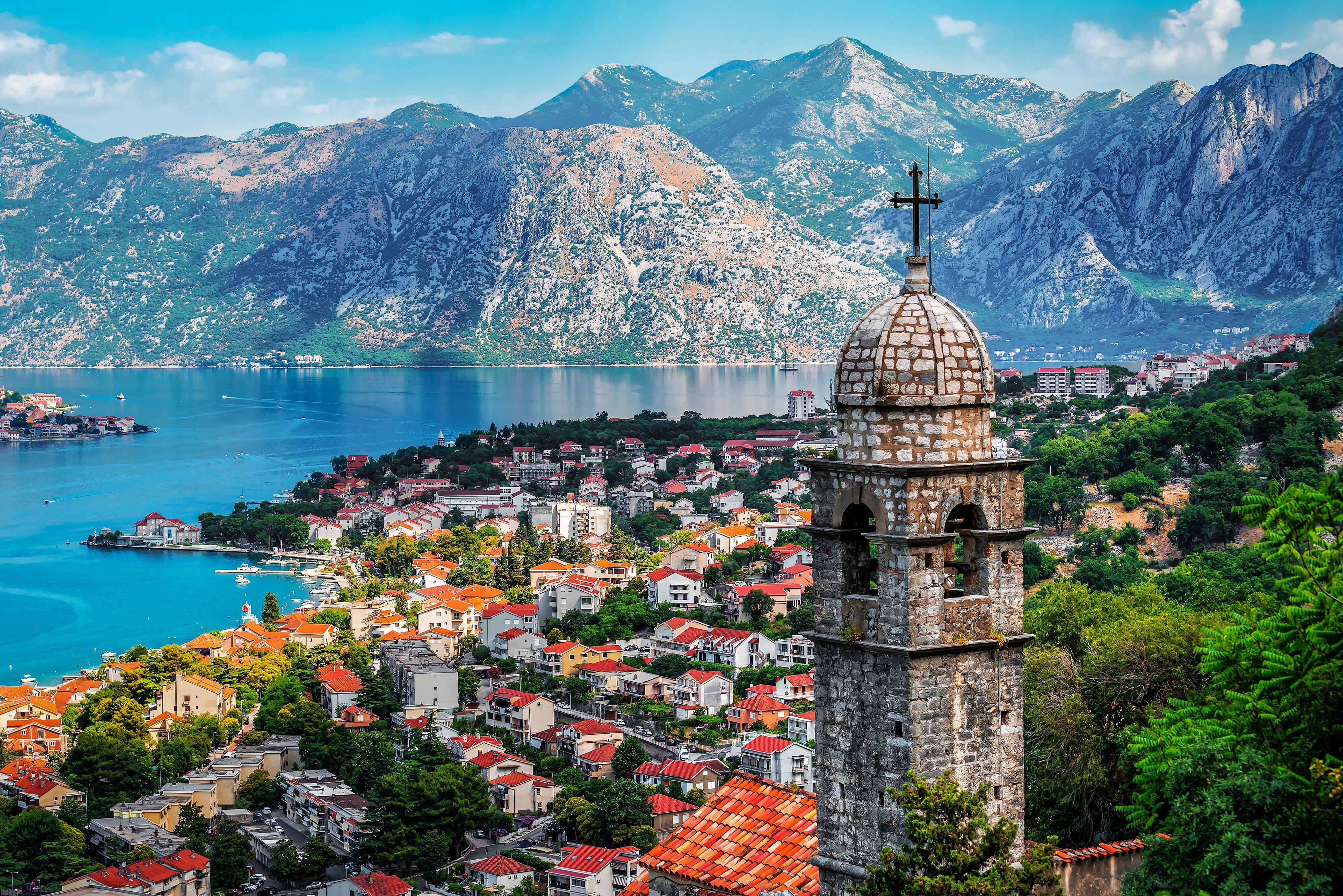 Fascinerende udsigt fra det gamle klokketårn over Kotors røde tage, den charmerende middelalderby og den dybe fjordlignende bugt omgivet af Montenegros bjerglandskab