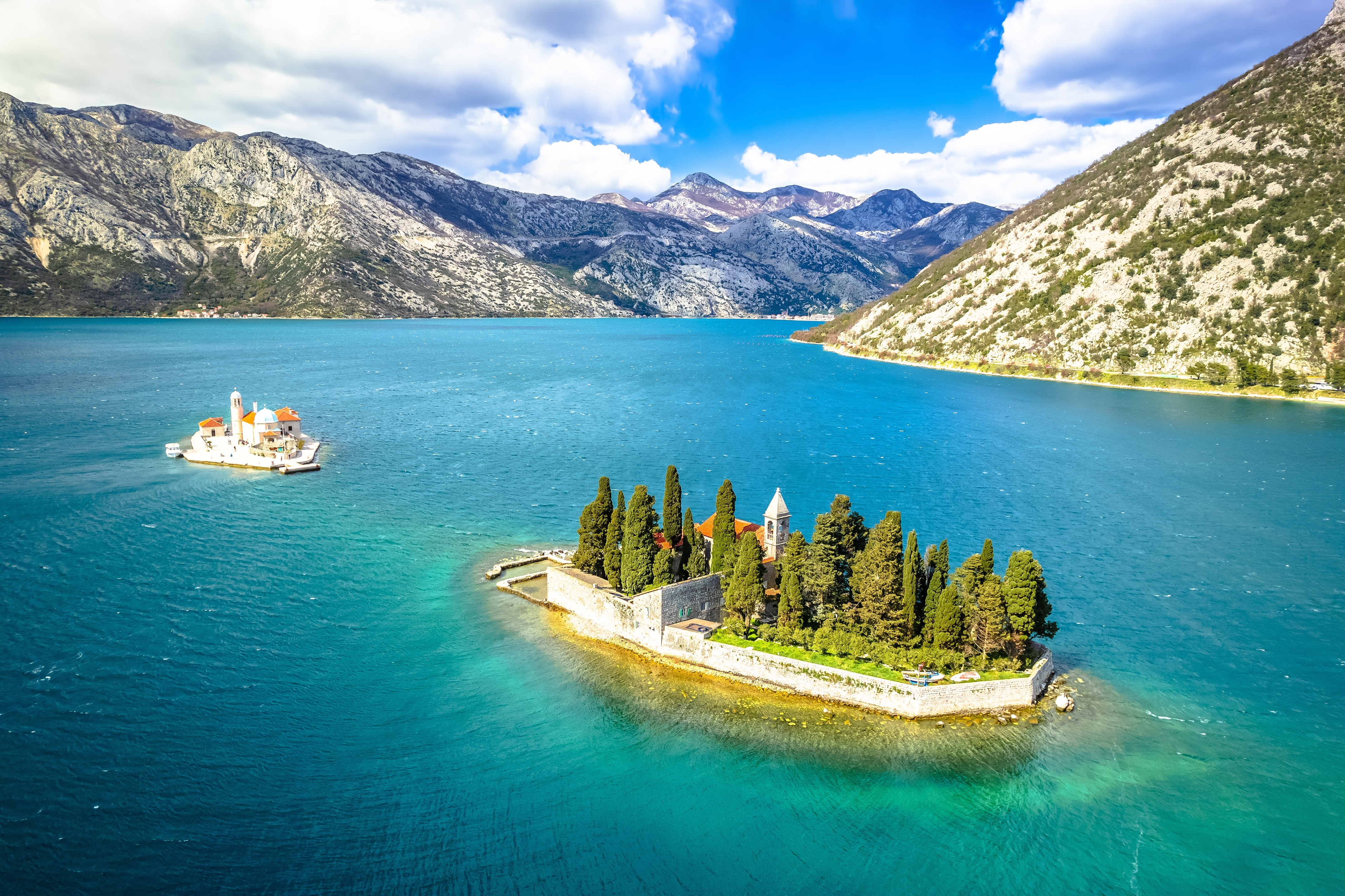 Spektakulær udsigt over Kotor-bugten med små øer og både ved Perast, Montenegro